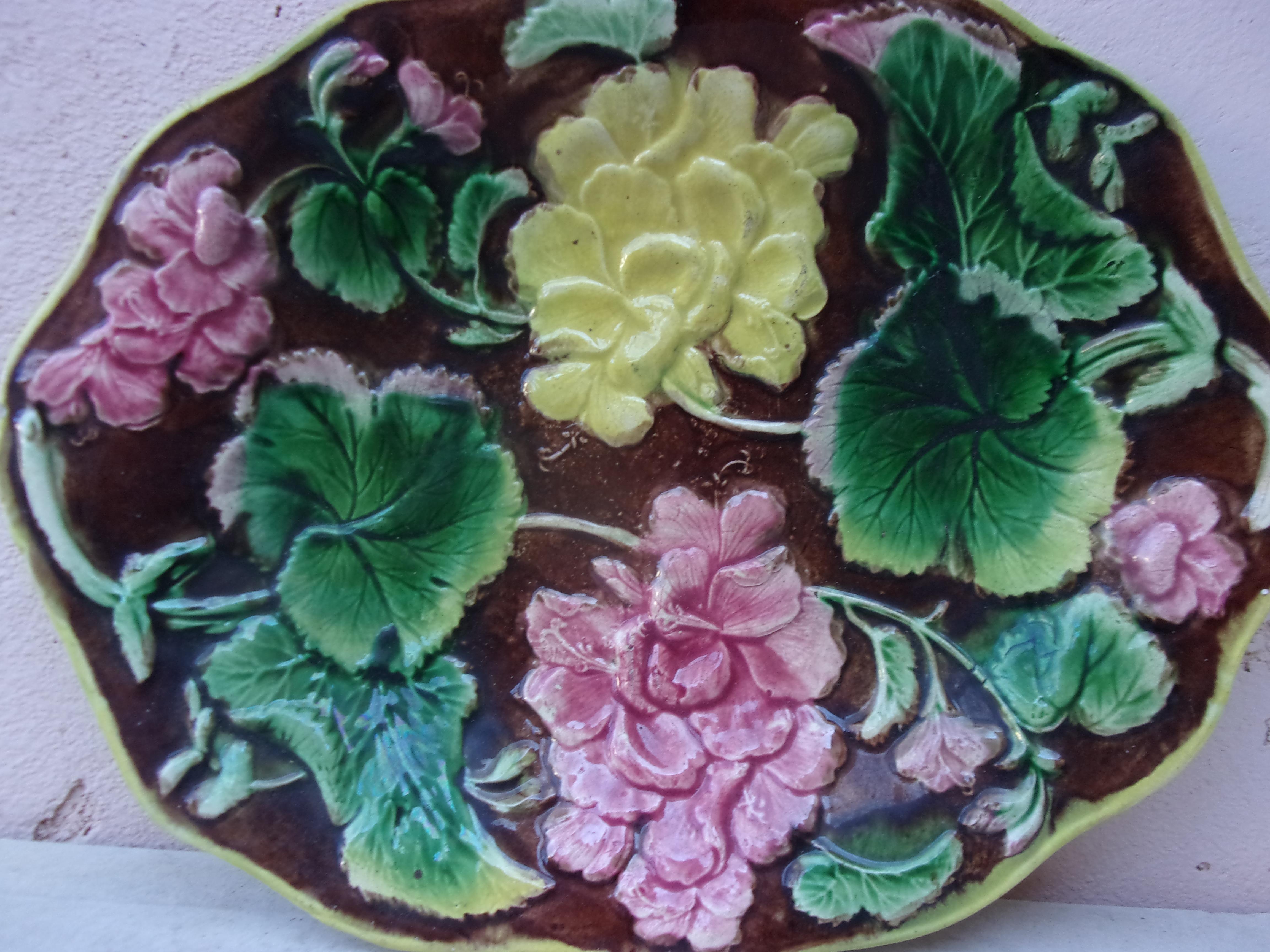 Victorien Plat en majolique anglaise du 19ème siècle en Geranium en vente