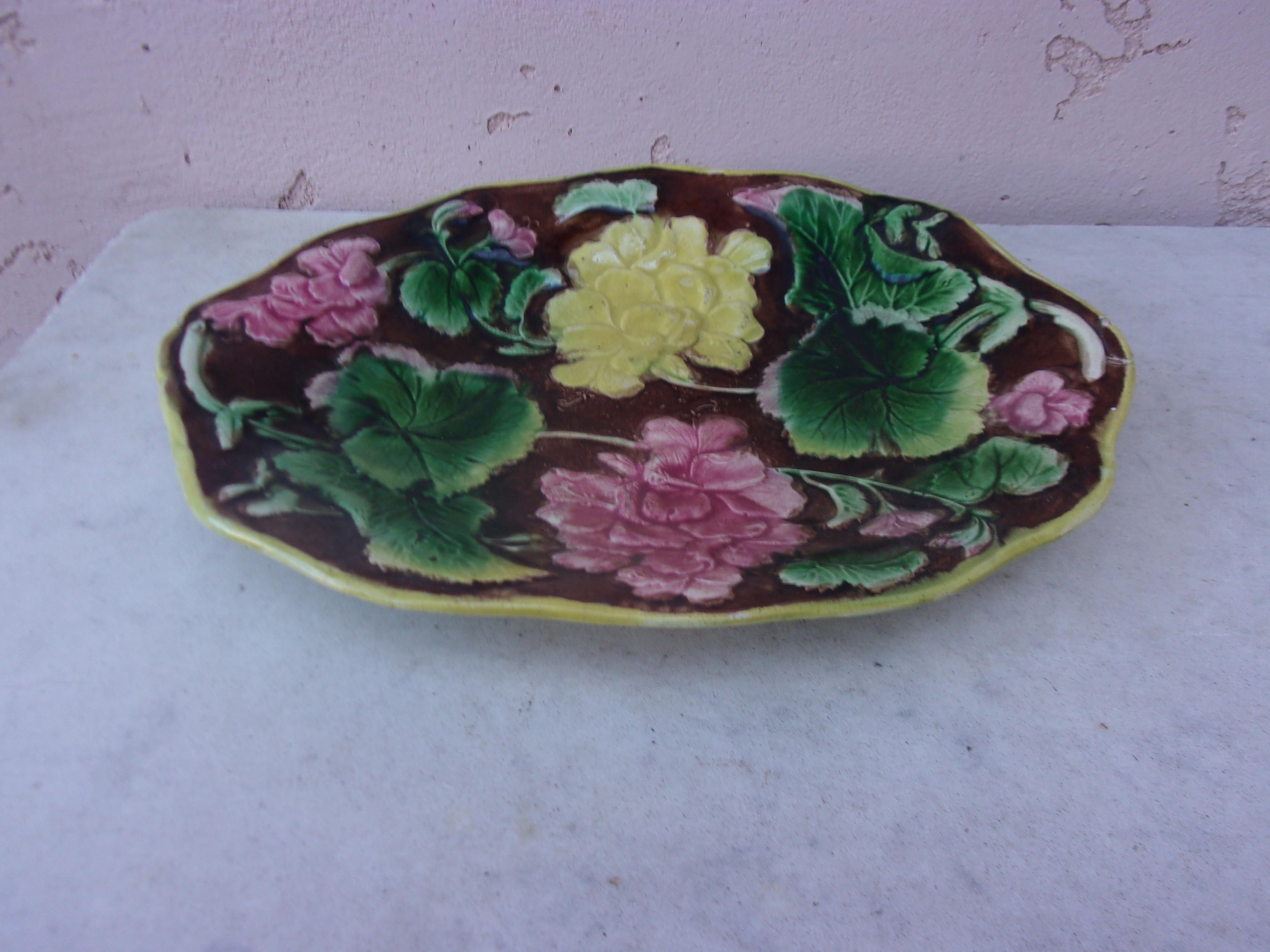 19th Century English Majolica Geranium Platter In Good Condition For Sale In Austin, TX