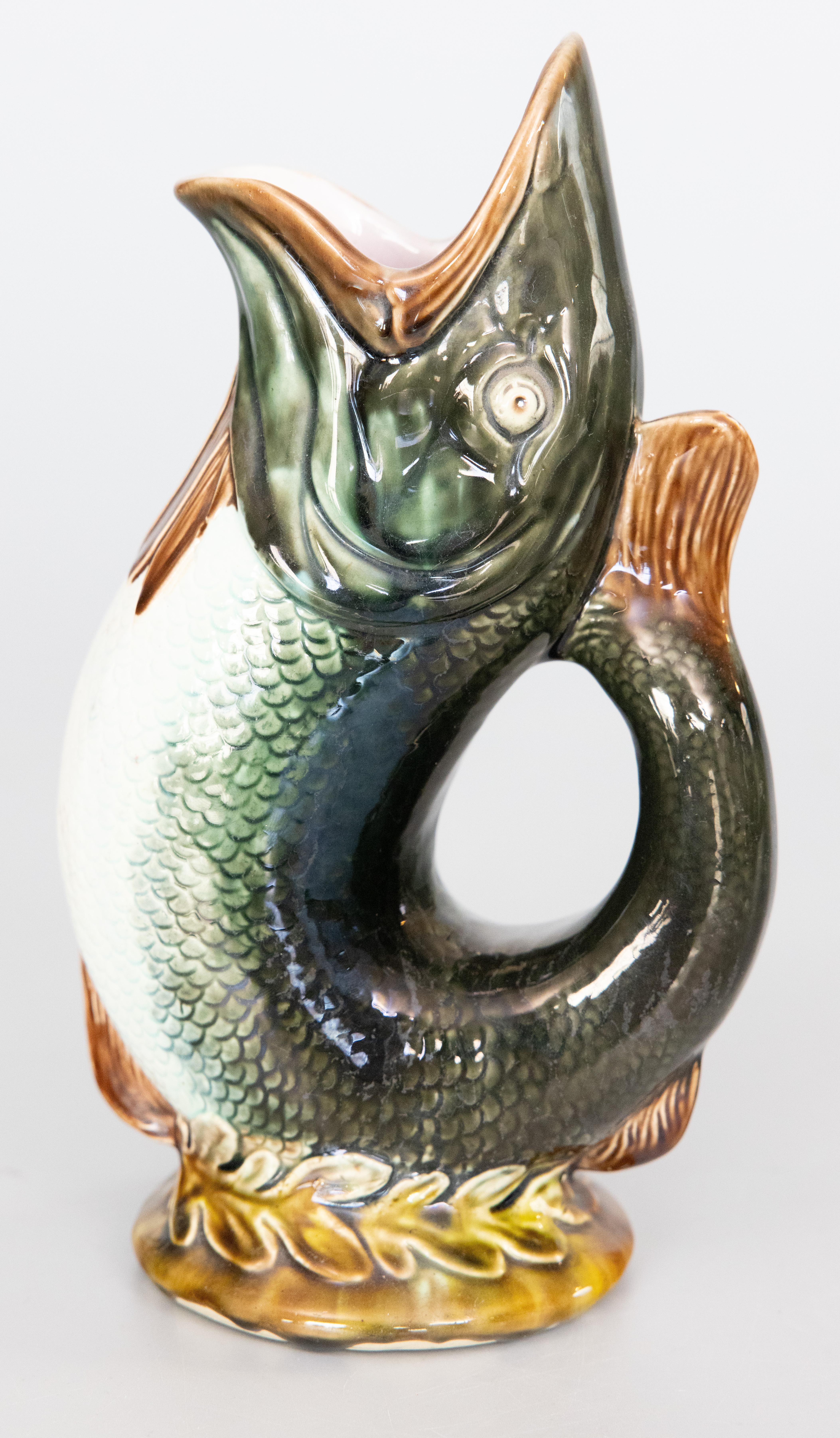 Englischer Majolika-Krug aus dem 19. Jahrhundert mit gluckerndem Fisch im Angebot 3