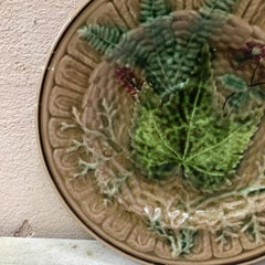 Englischer Majolikateller des 19. Jahrhunderts mit Blättern und Blumen.