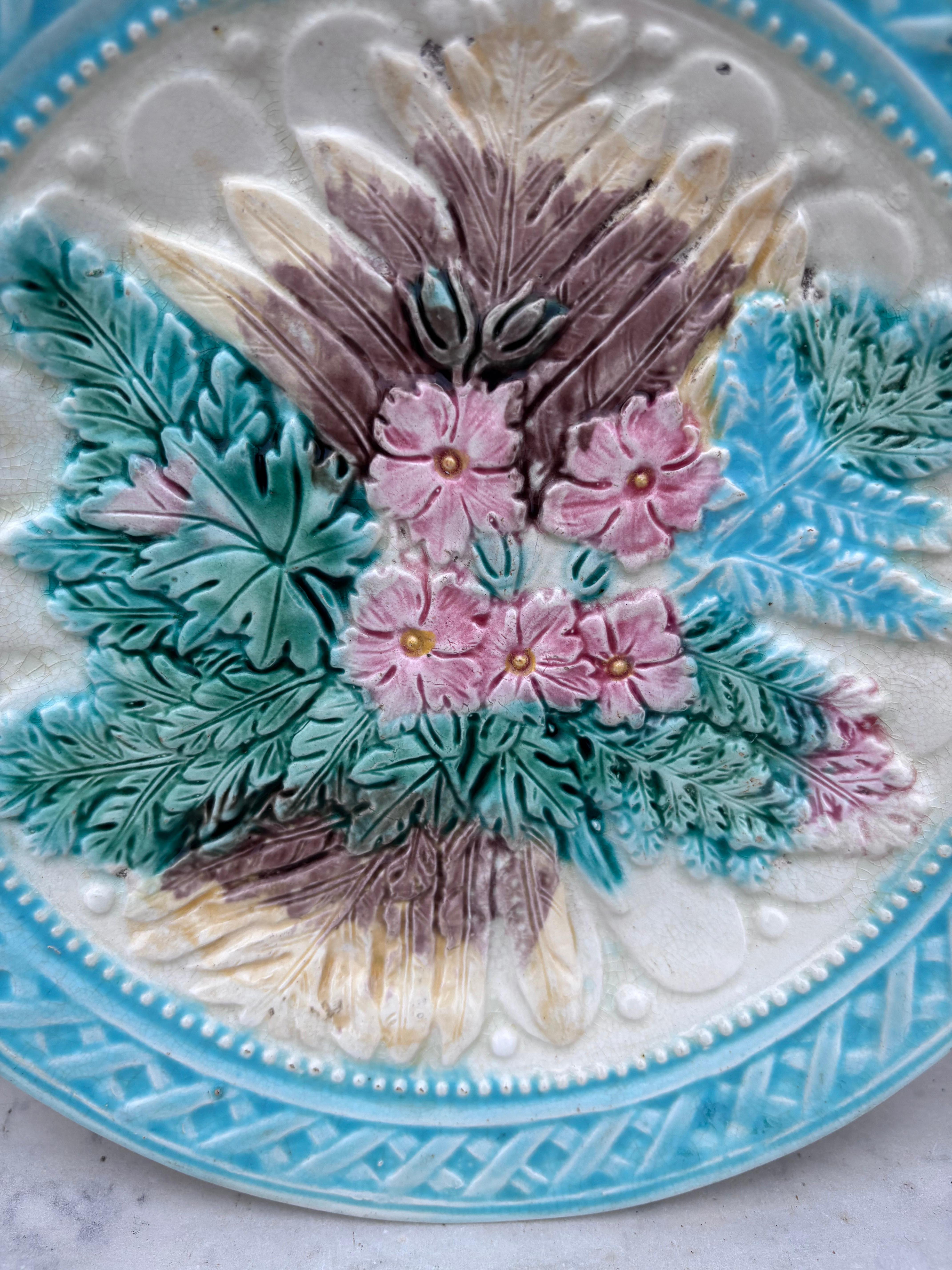 Rustic 19th Century English Majolica Leaves & Pink Flowers Plate For Sale