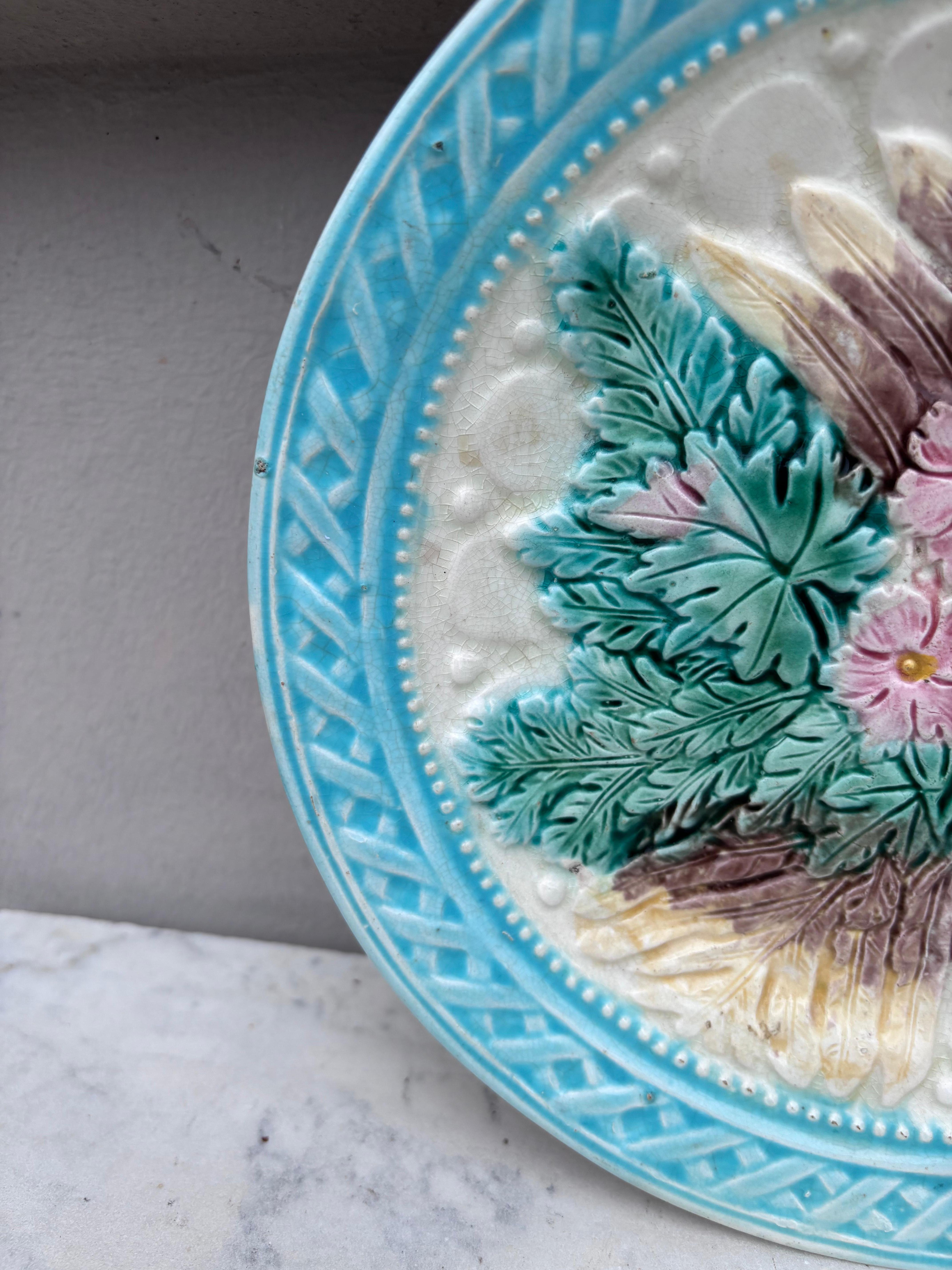 19th Century English Majolica Leaves & Pink Flowers Plate In Good Condition For Sale In Austin, TX