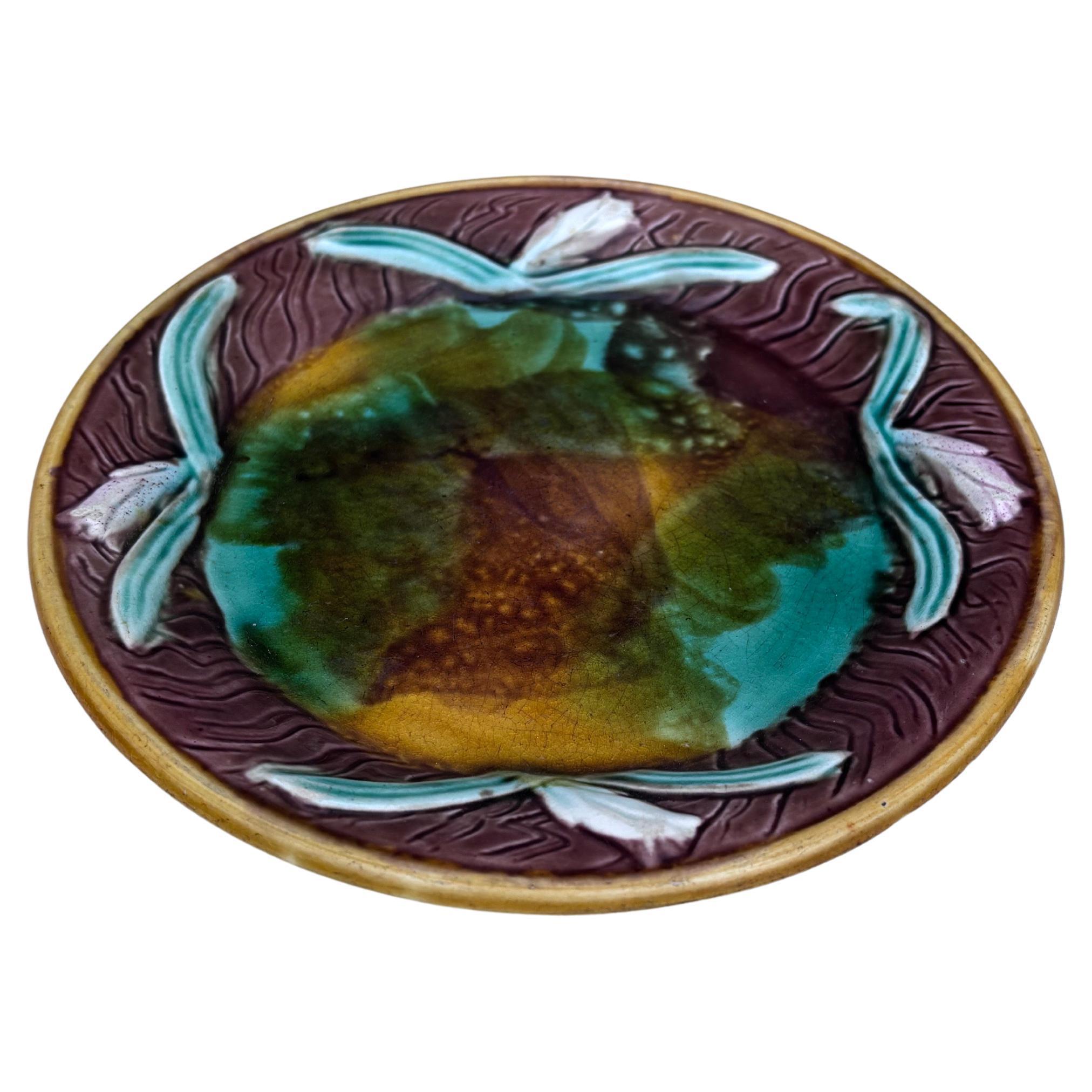 19th Century English Majolica leaves plate.
7 inches diameter.