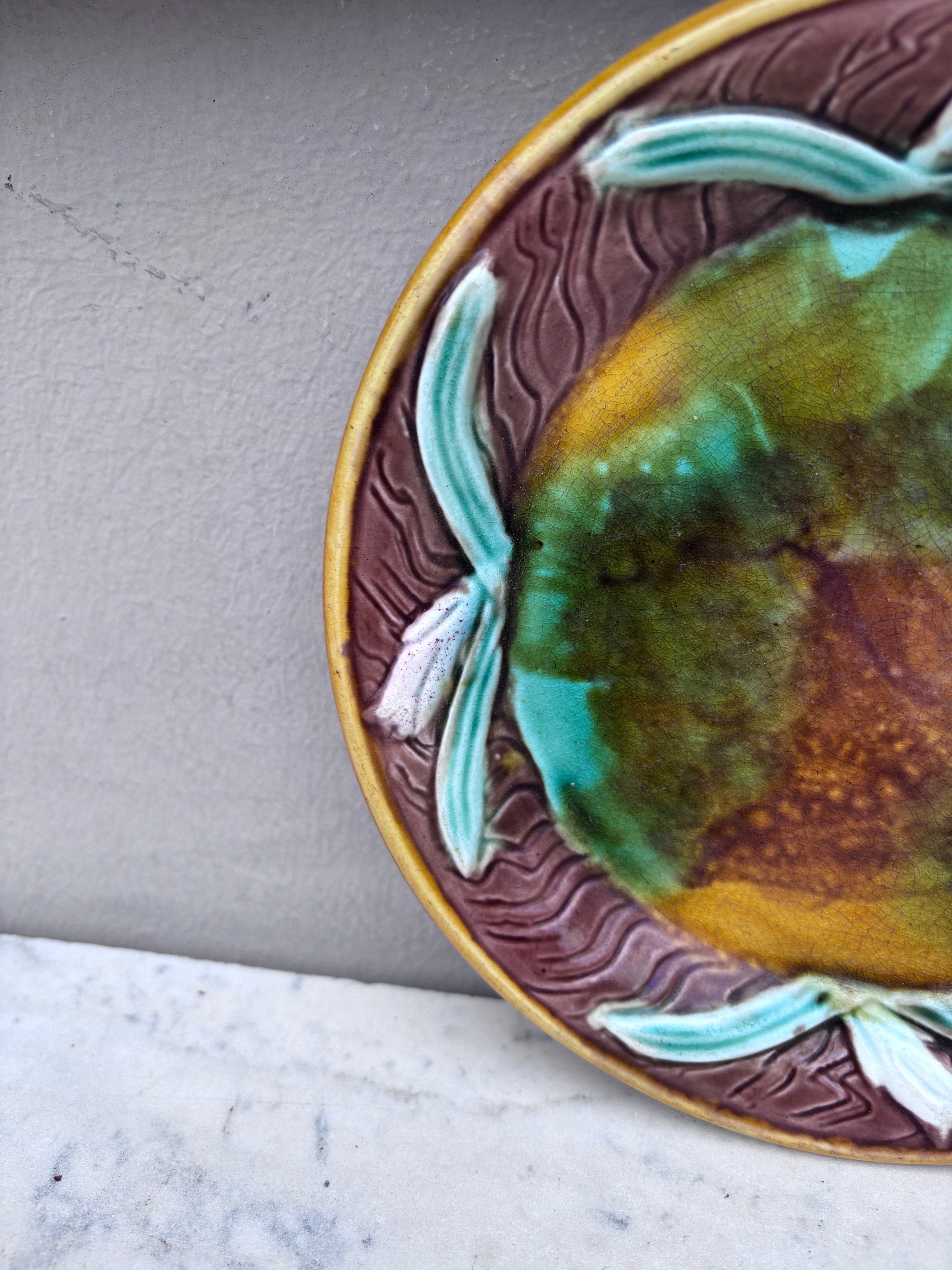 Rustic 19th Century English Majolica Leaves Plate For Sale