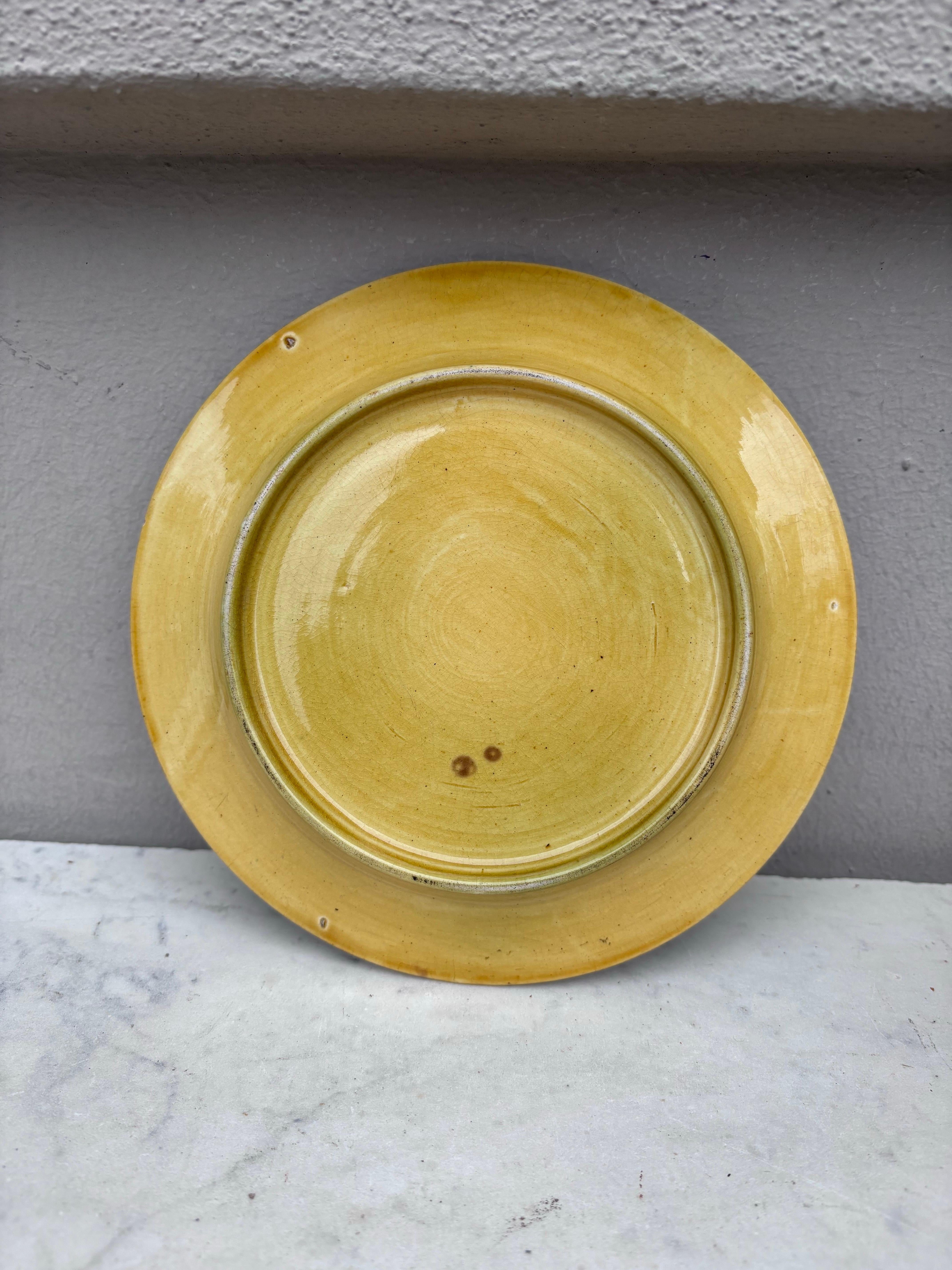 19th Century English Majolica Leaves Plate In Good Condition For Sale In Austin, TX