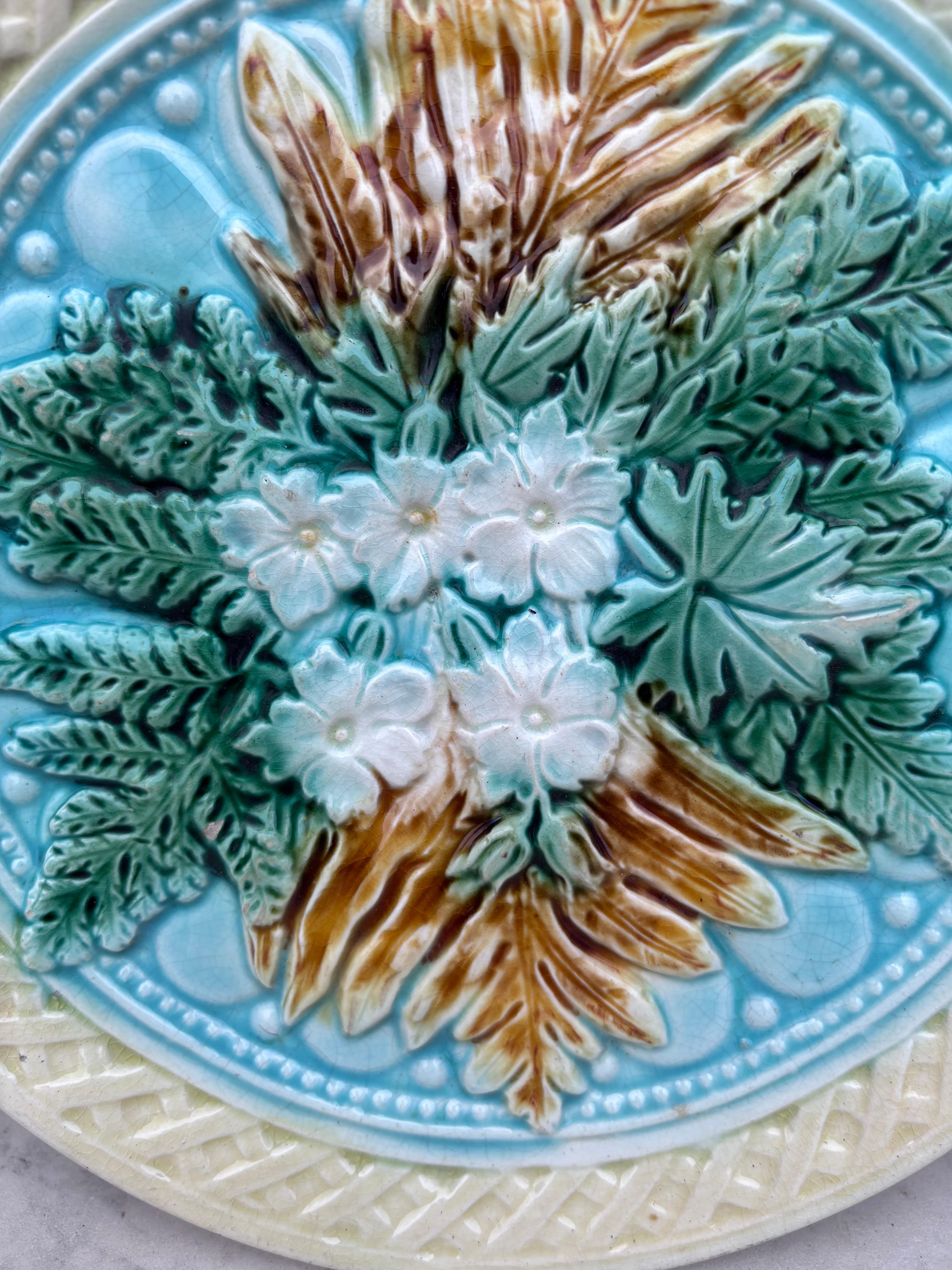Rustic 19th Century English Majolica Leaves & White Flowers Plate For Sale