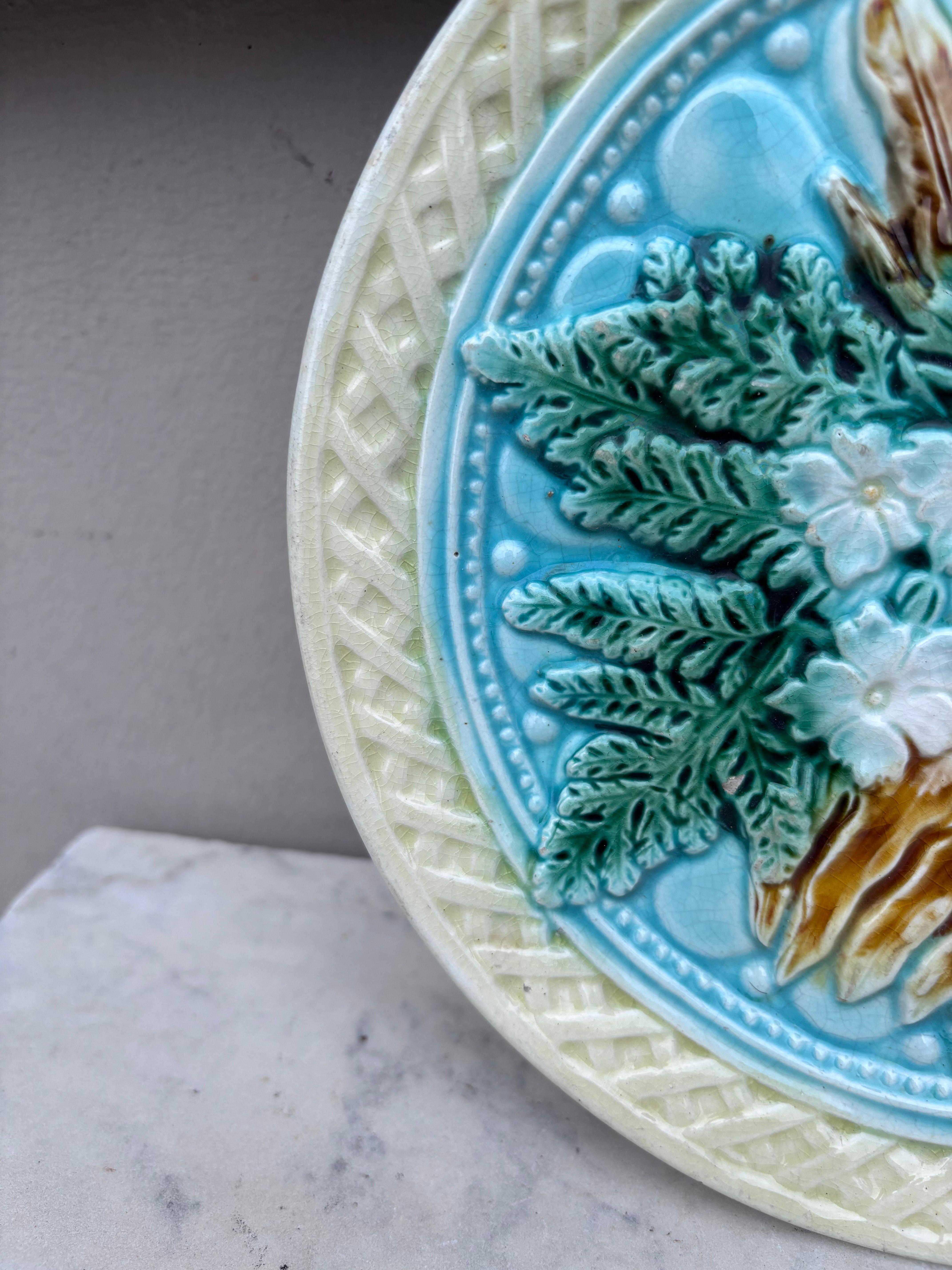 19th Century English Majolica Leaves & White Flowers Plate In Good Condition For Sale In Austin, TX
