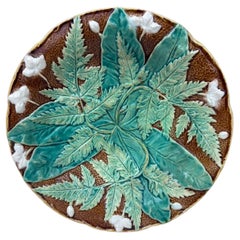 Assiette anglaise du 19ème siècle avec feuilles et fleurs blanches