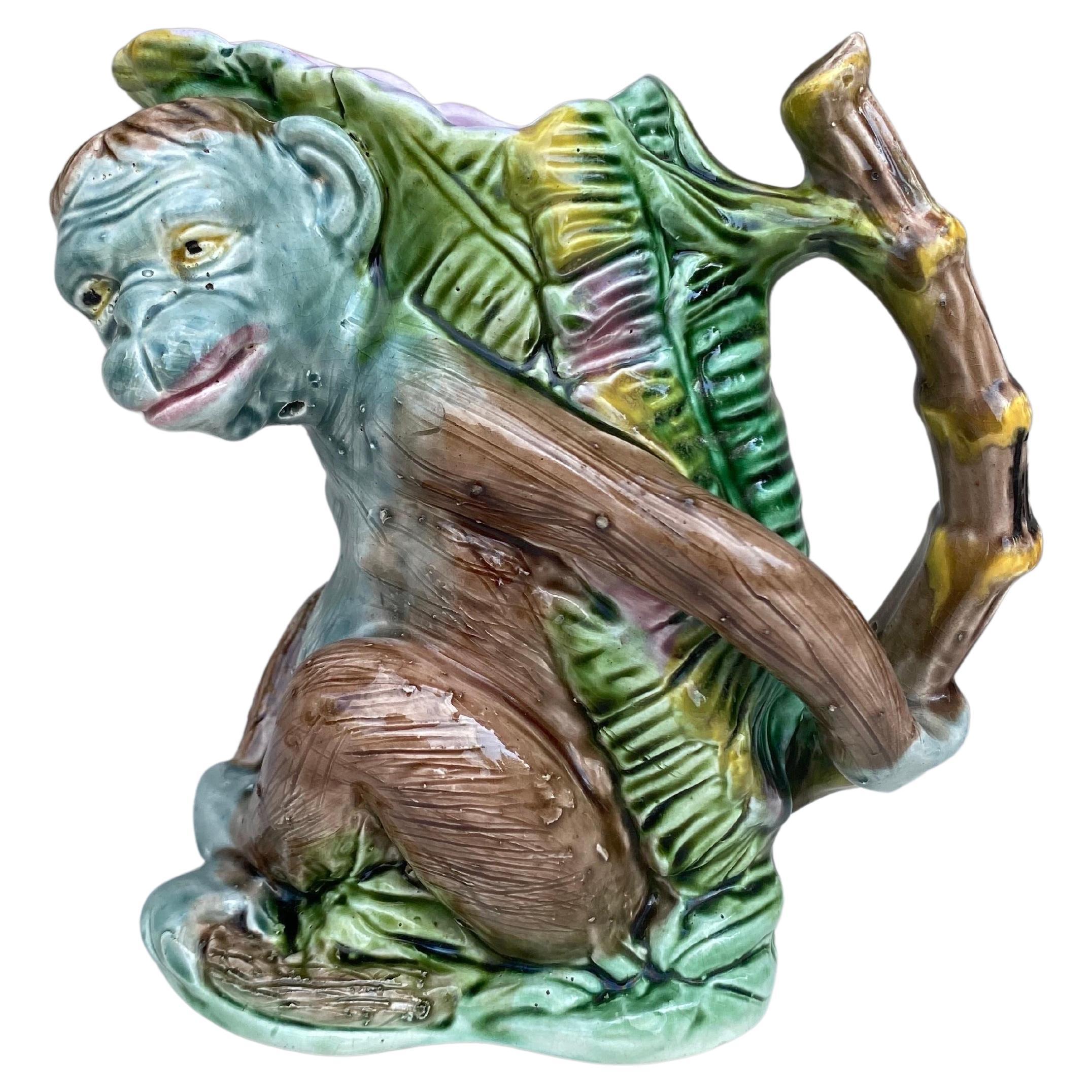 Jarra Mono de Mayólica Inglesa del Siglo XIX