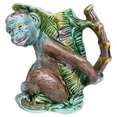 Brocca inglese in maiolica del XIX secolo con scimmia