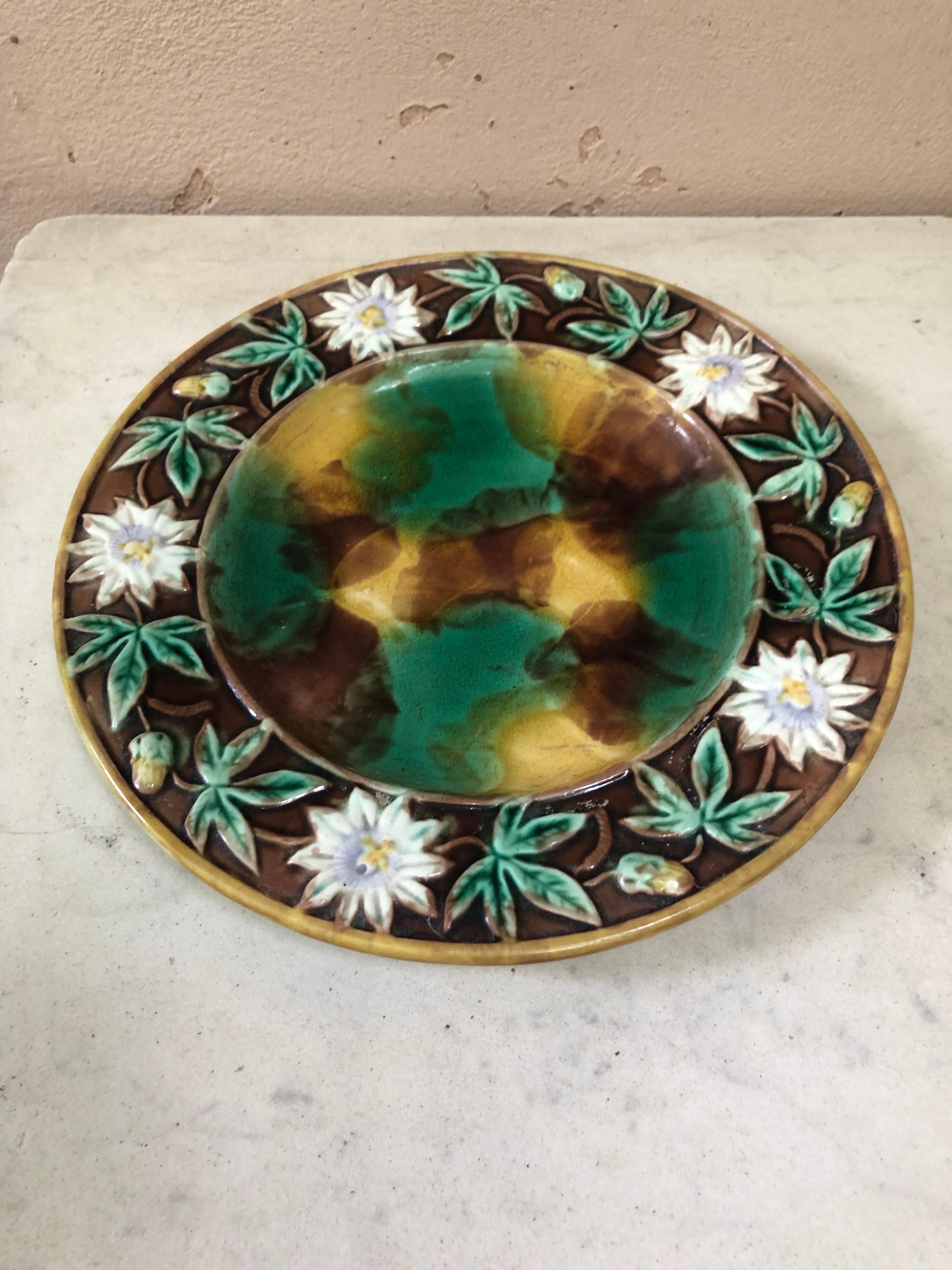 19th Century English Majolica Passiflora Plate In Good Condition For Sale In Austin, TX
