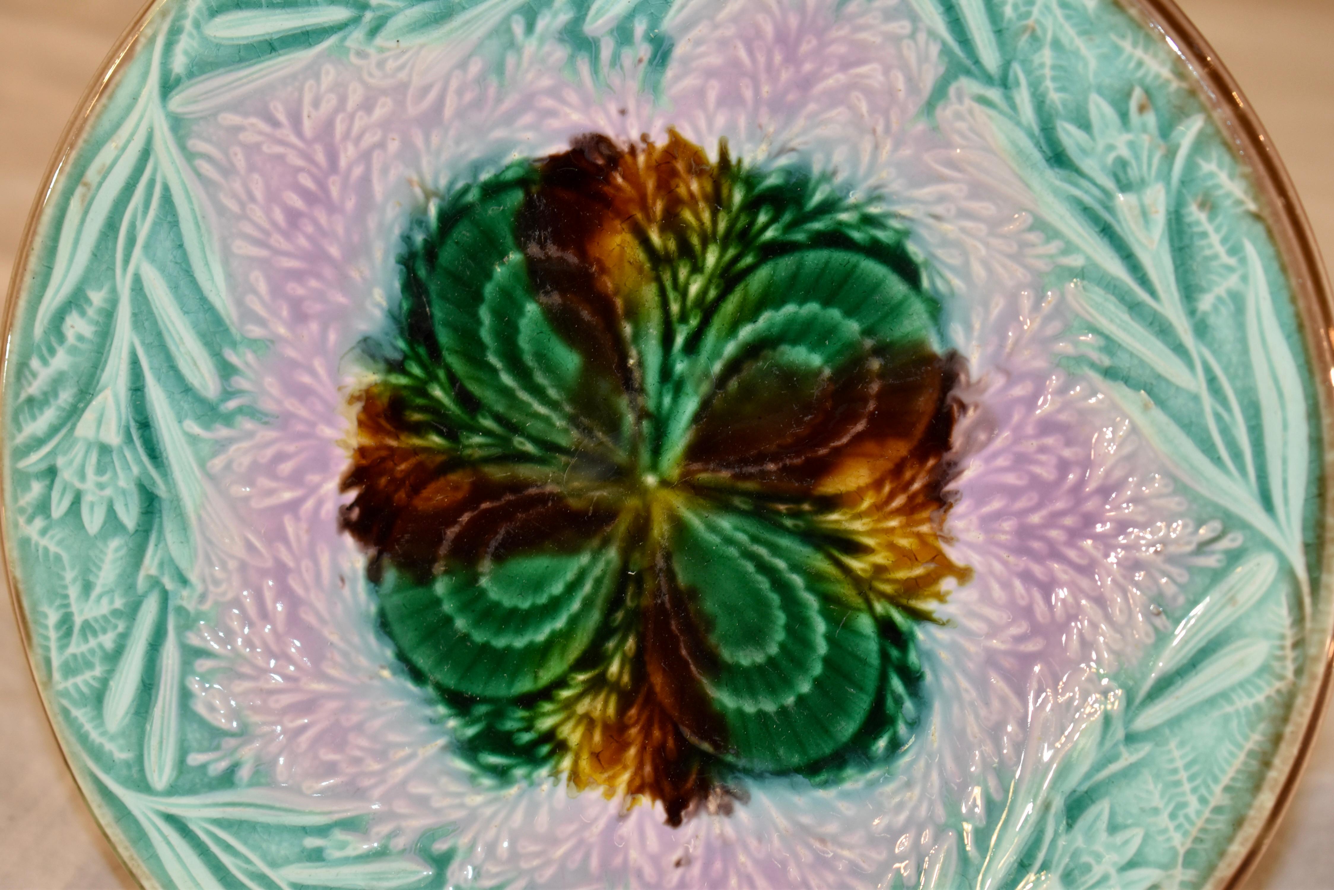 Englischer Majolikateller aus dem 19. (Glasiert) im Angebot