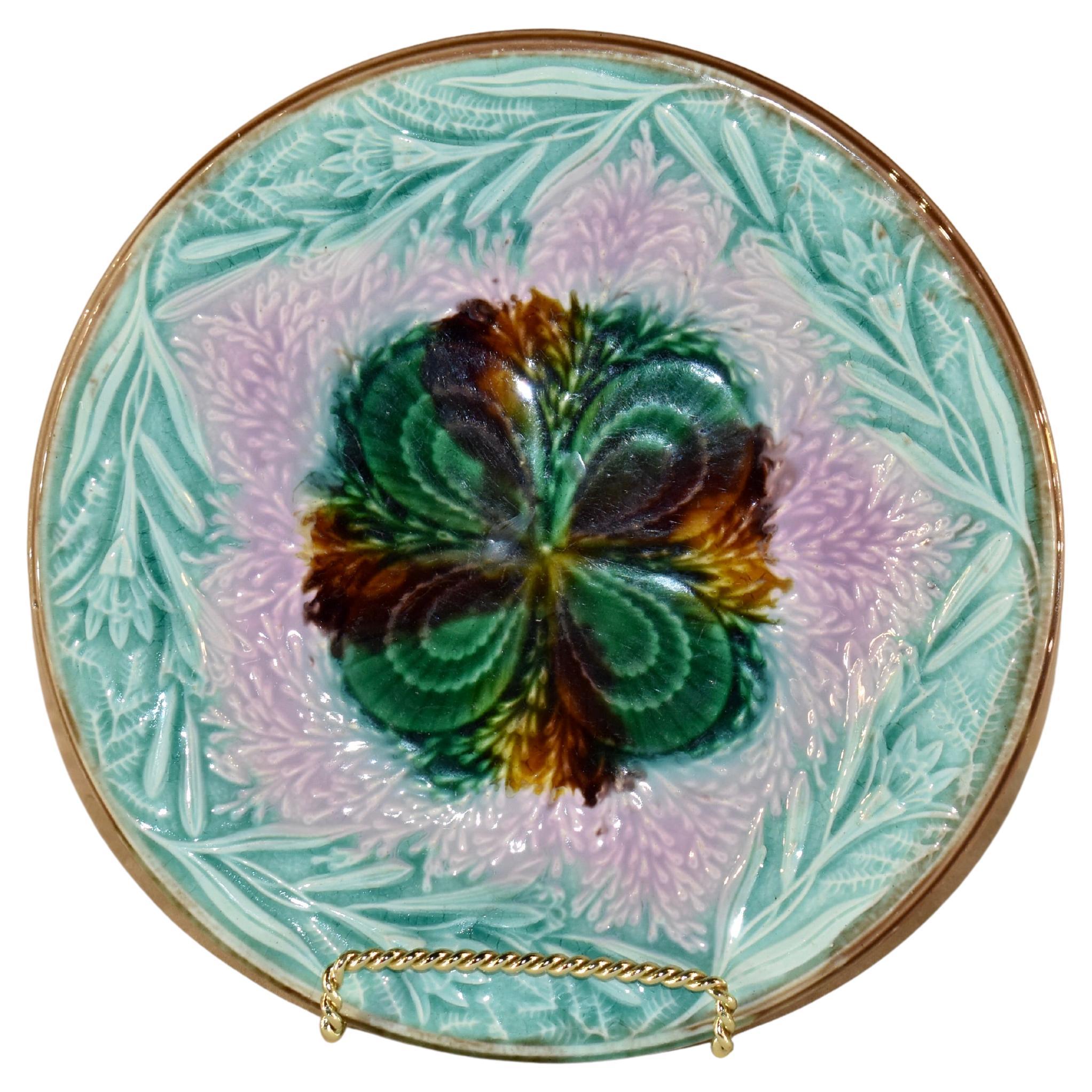 Englischer Majolikateller aus dem 19. im Angebot