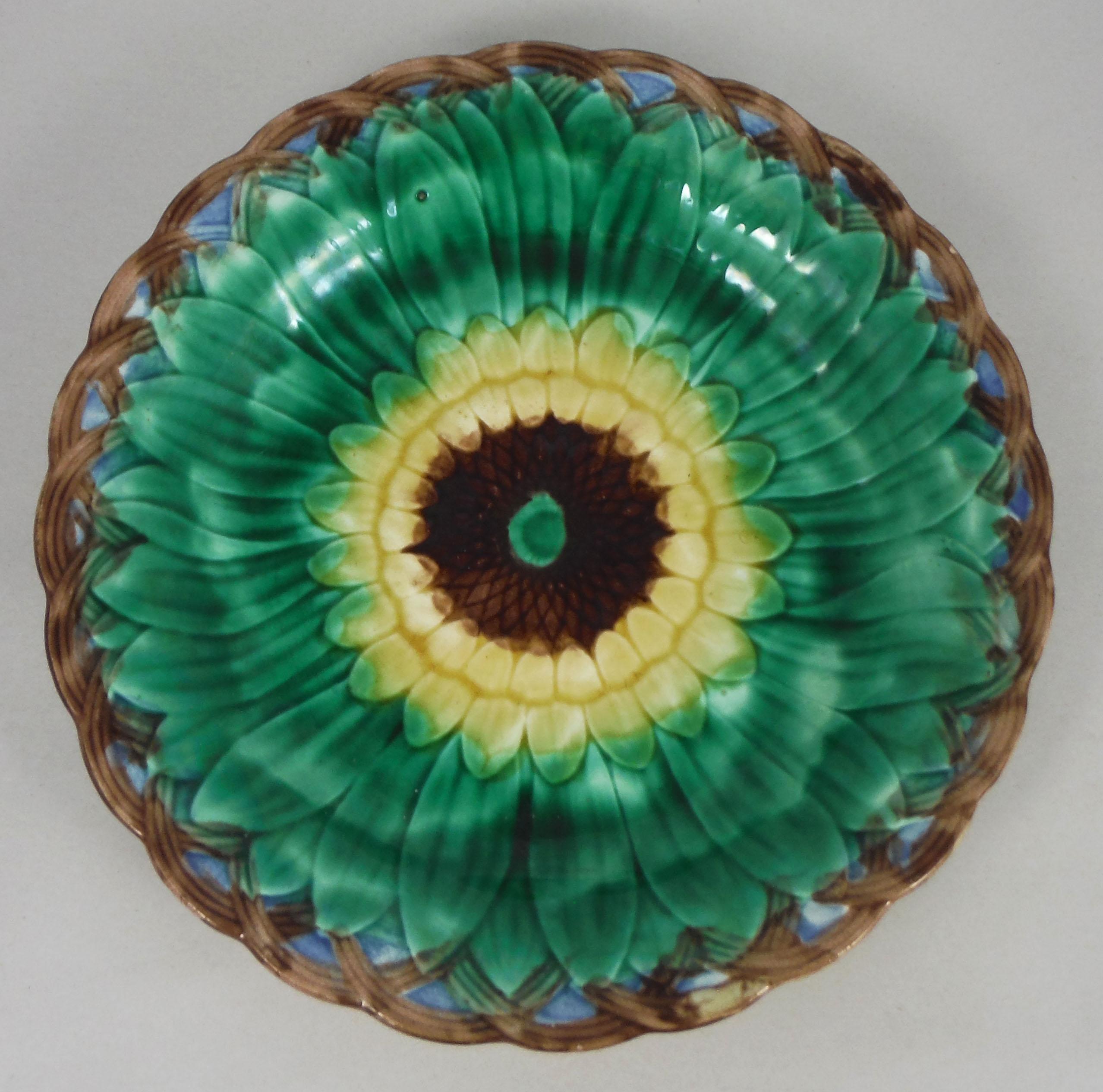 19th Century English Majolica Sunflower Plate In Good Condition In Austin, TX