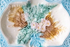 Piatto da portata inglese del XIX secolo in maiolica turchese a trama floreale