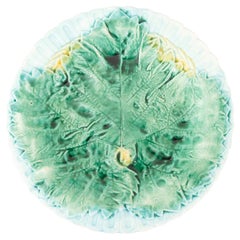 Plato inglés de mayólica del siglo XIX con motivos de hojas de begonia en tonos turquesa y verde