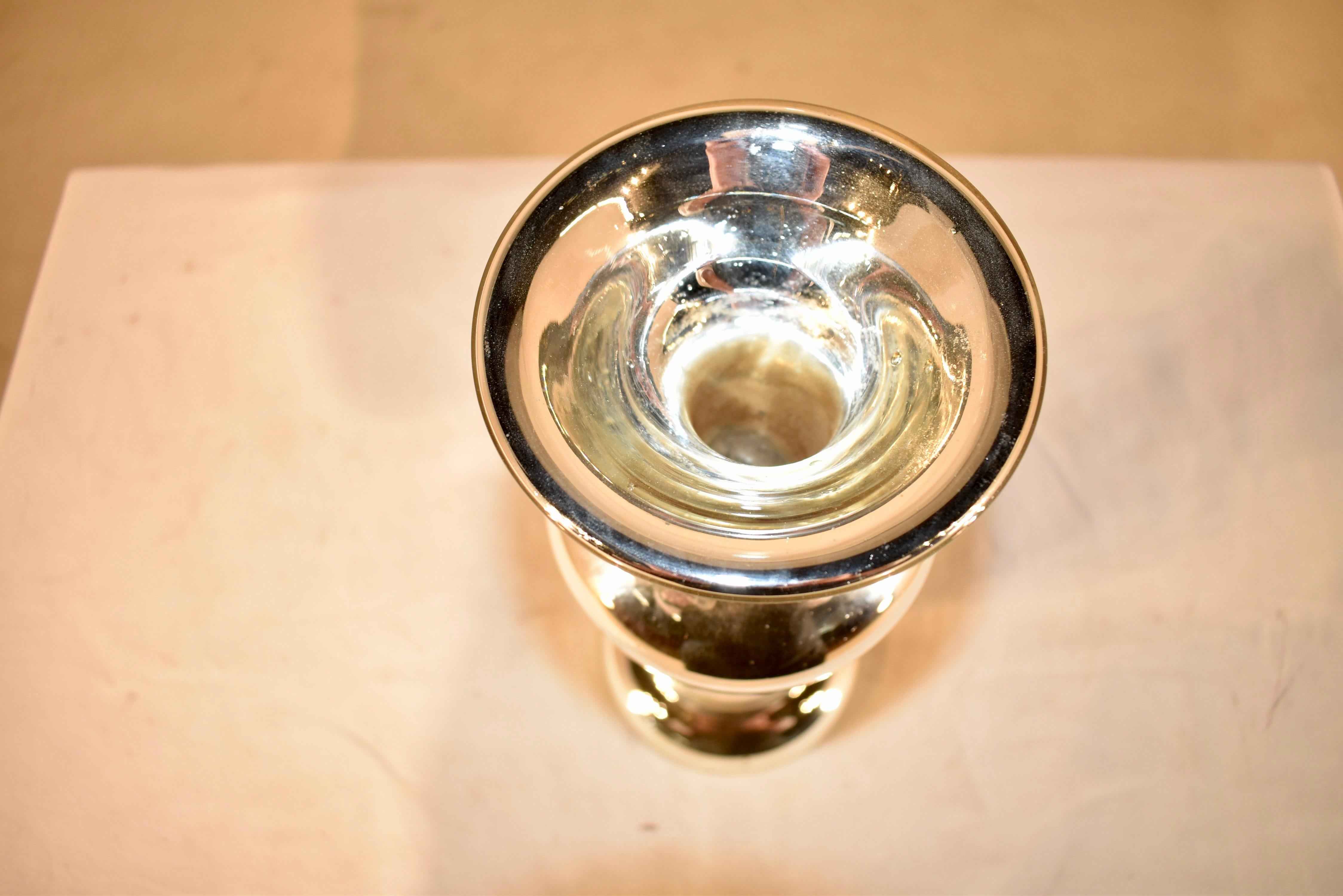 19. Jahrhundert mundgeblasenes Quecksilberglas Kerzenhalter aus England. Er hat eine wunderbare Form und ist von reicher silberner Farbe. Ideal für die Feiertage!