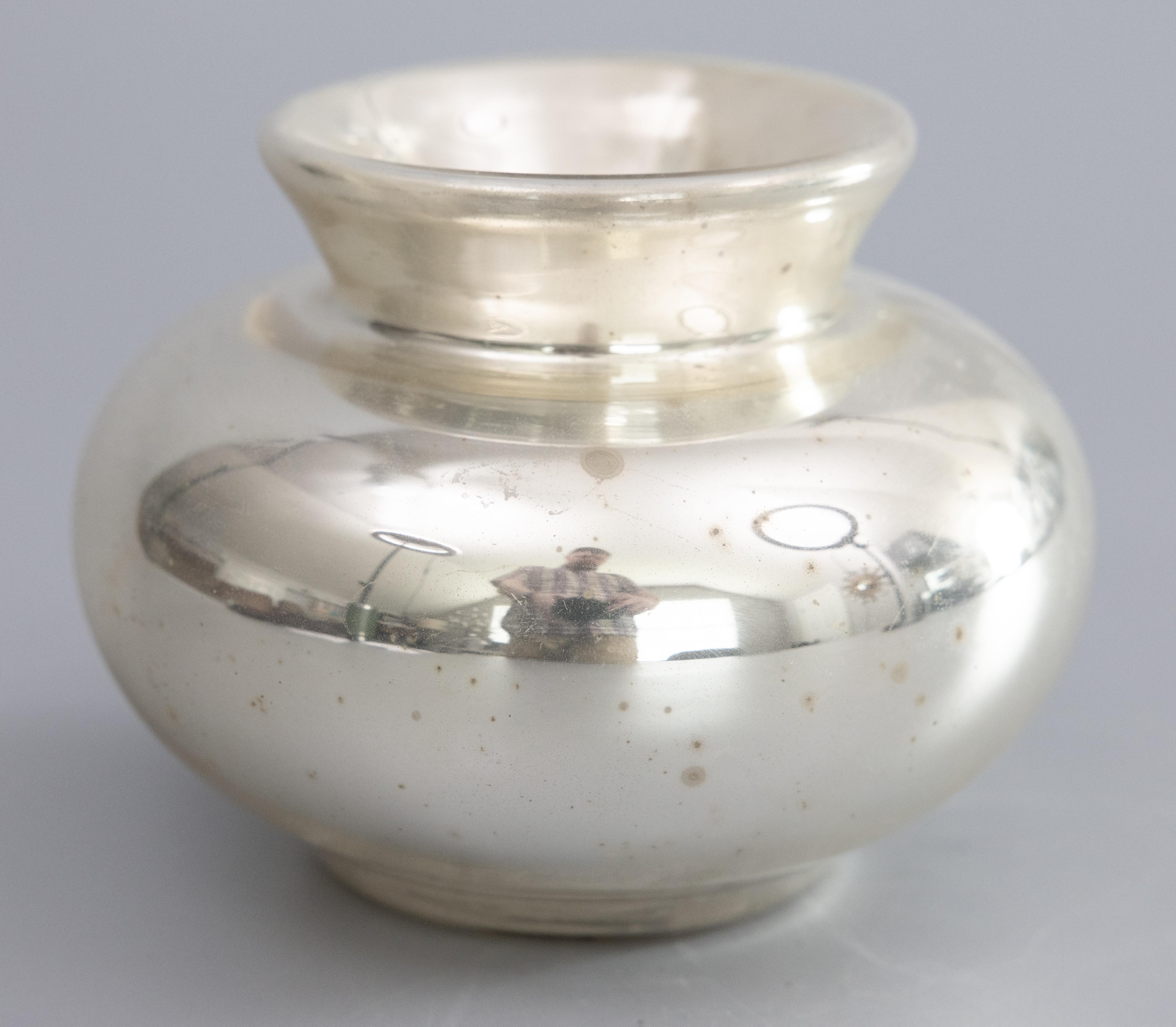 Un delizioso e autentico vaso decorativo in vetro al mercurio soffiato a mano del XIX secolo, proveniente dall'Inghilterra. Questo splendido vaso ha una forma elegante in una splendida patina e sarebbe un perfetto pezzo d'accento per una