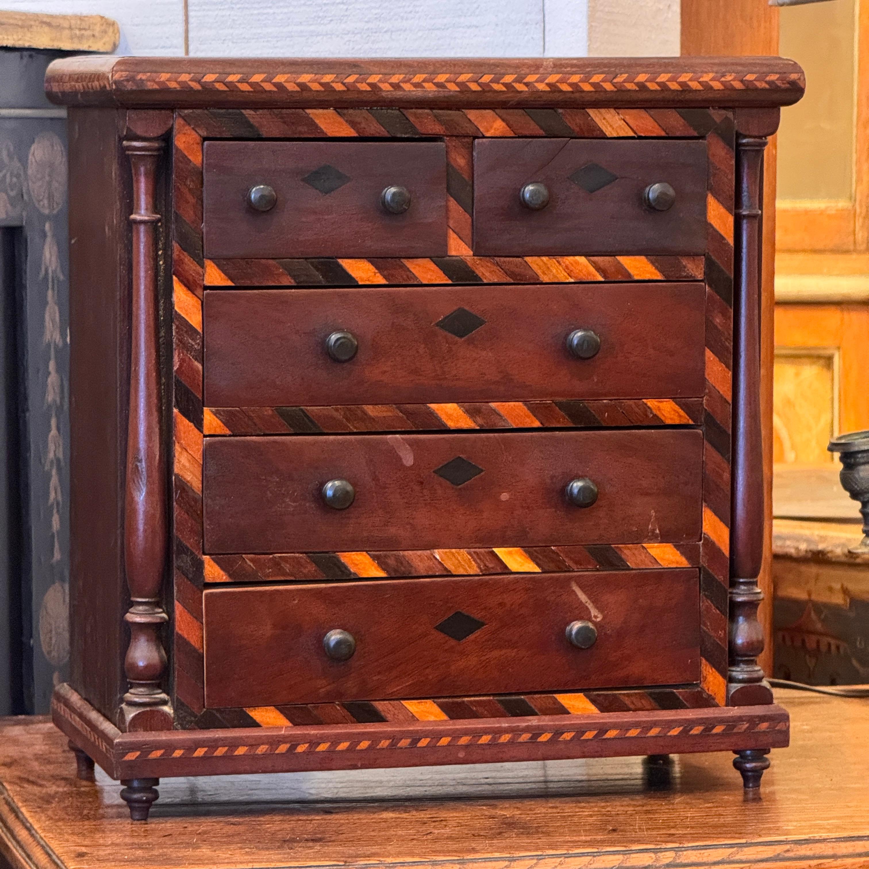 Cassapanca inglese in miniatura del XIX secolo In condizioni buone in vendita a Charlottesville, VA