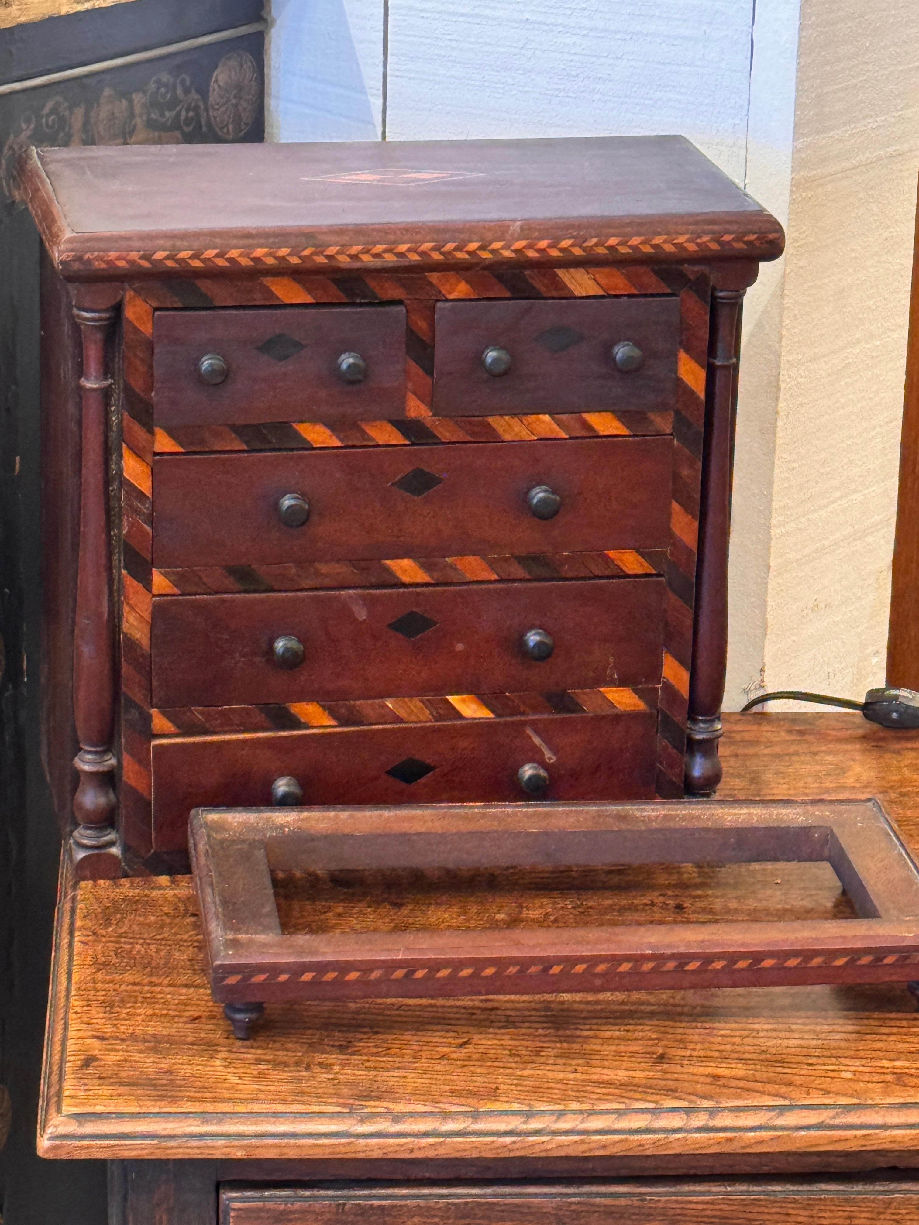 Legno Cassapanca inglese in miniatura del XIX secolo in vendita