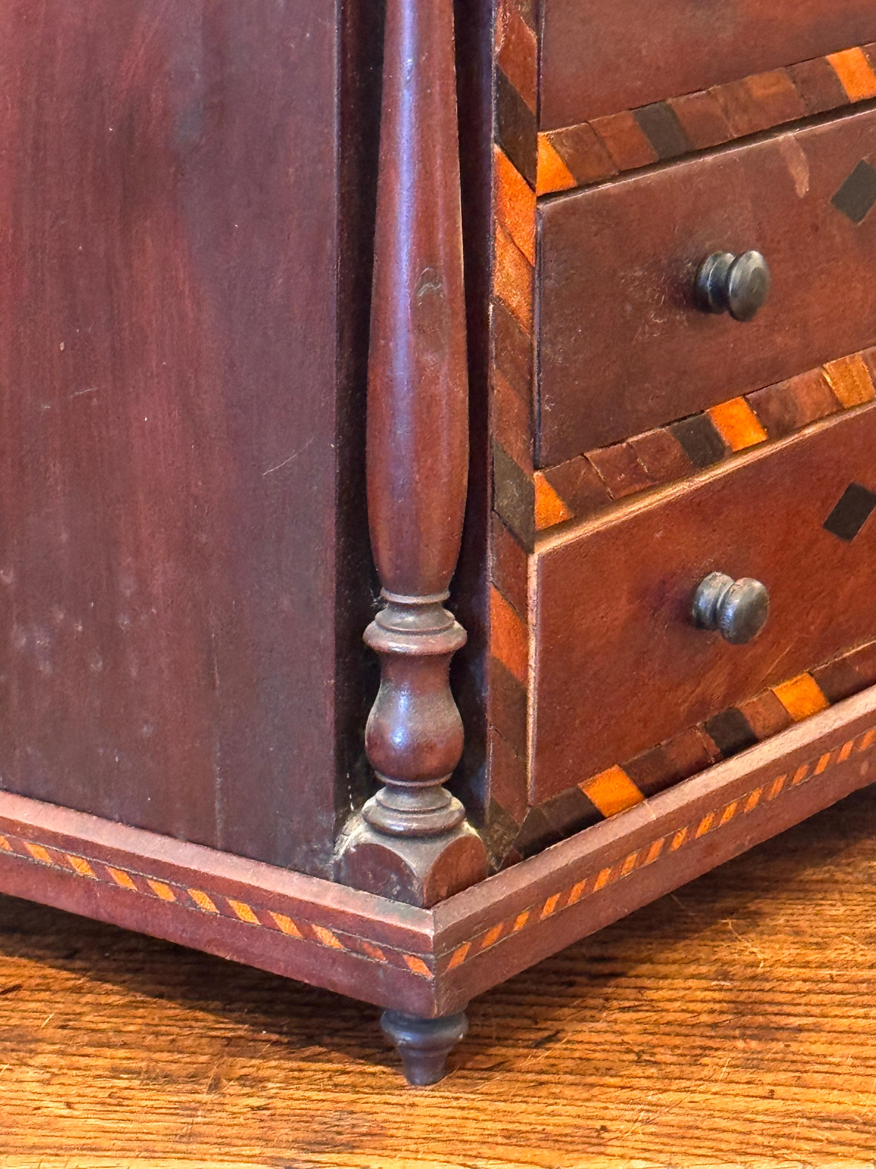 Cassapanca inglese in miniatura del XIX secolo in vendita 2