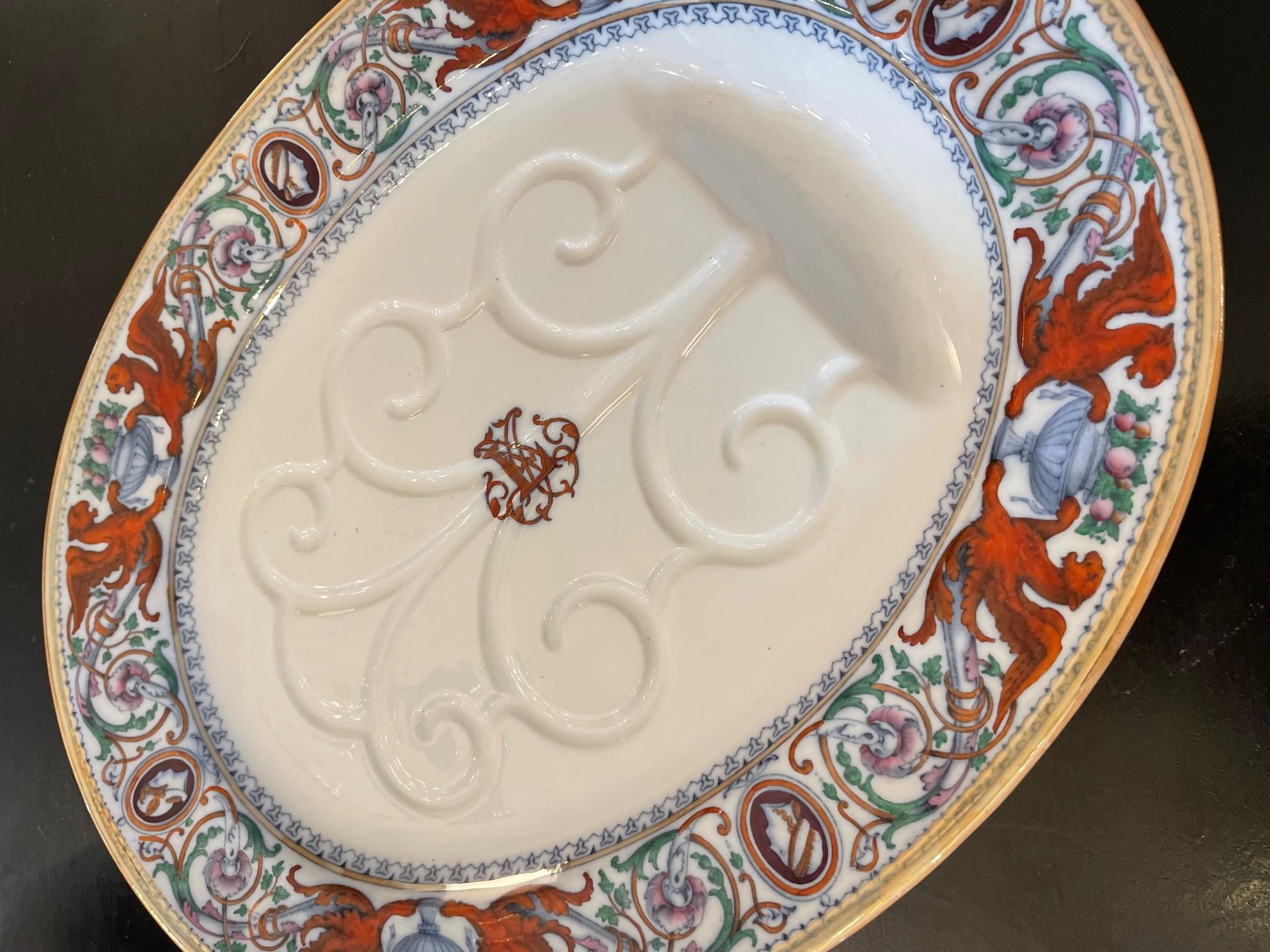 Englische Minton-Porzellankommoden und Teller „Florentine“ aus dem 19. Jahrhundert im Zustand „Gut“ im Angebot in LEGNY, FR
