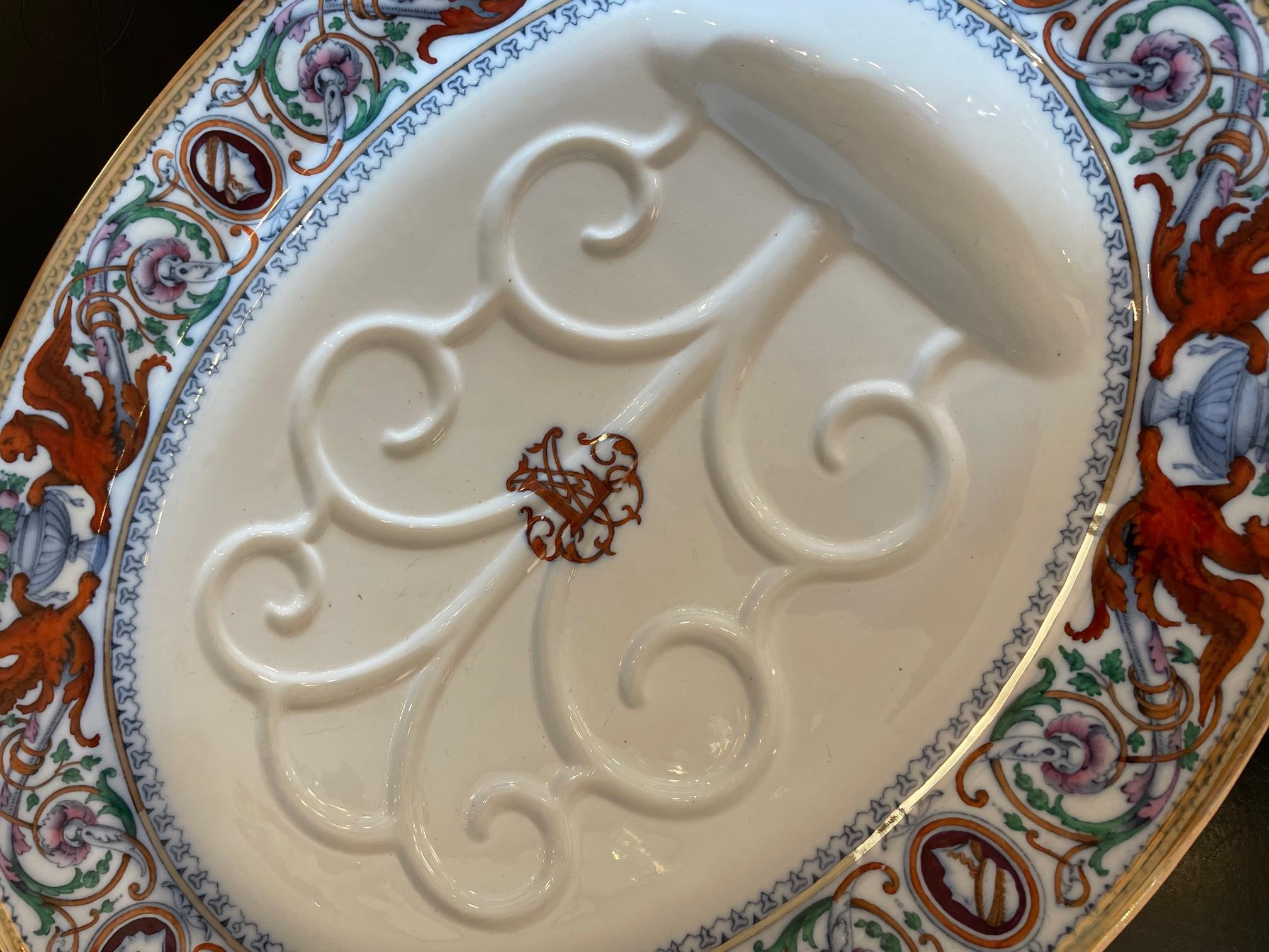 Englische Minton-Porzellankommoden und Teller „Florentine“ aus dem 19. Jahrhundert im Angebot 1