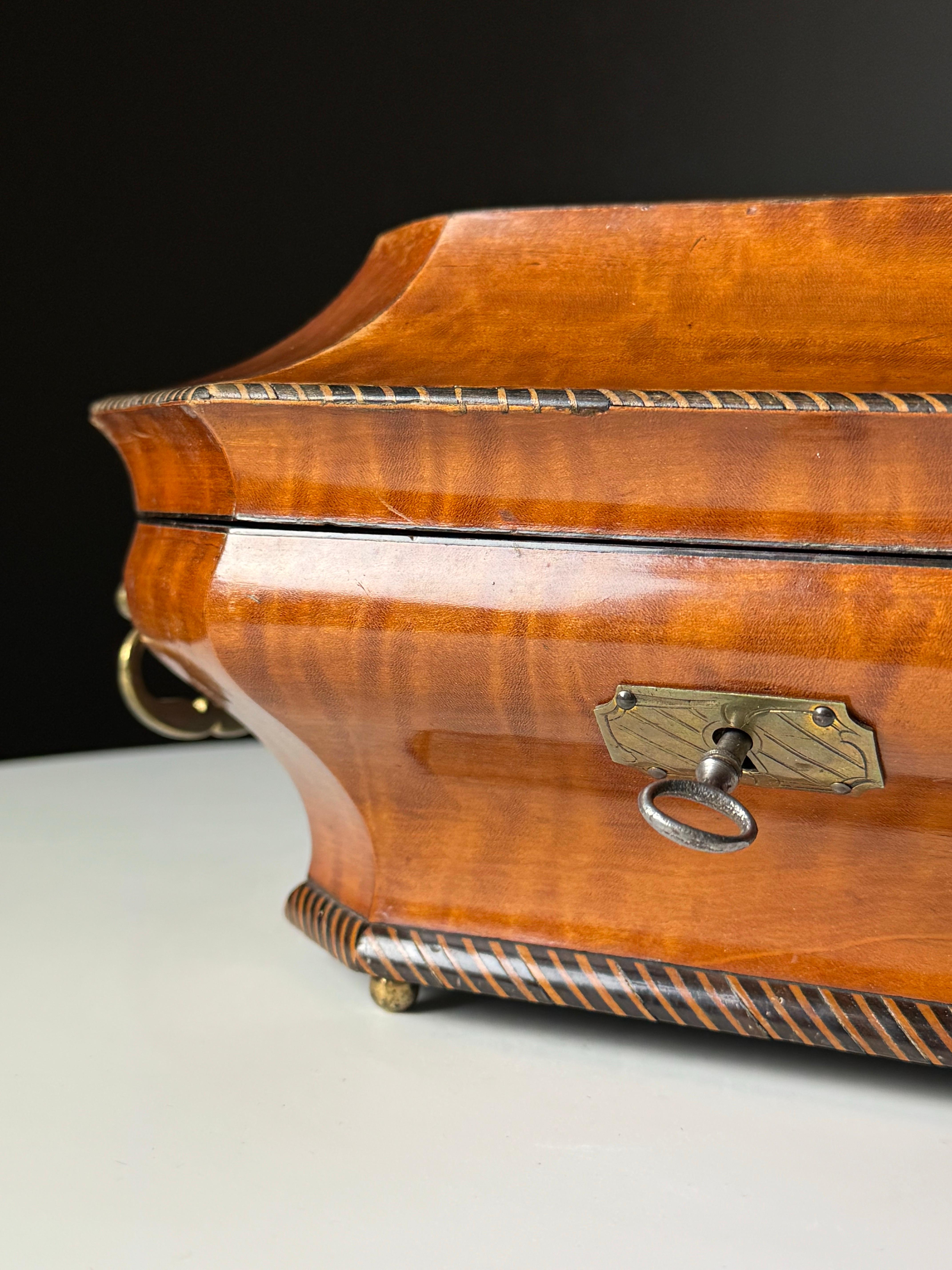 Boîte à bijoux musicale anglaise du 19e siècle avec système mécanique suisse en vente 6