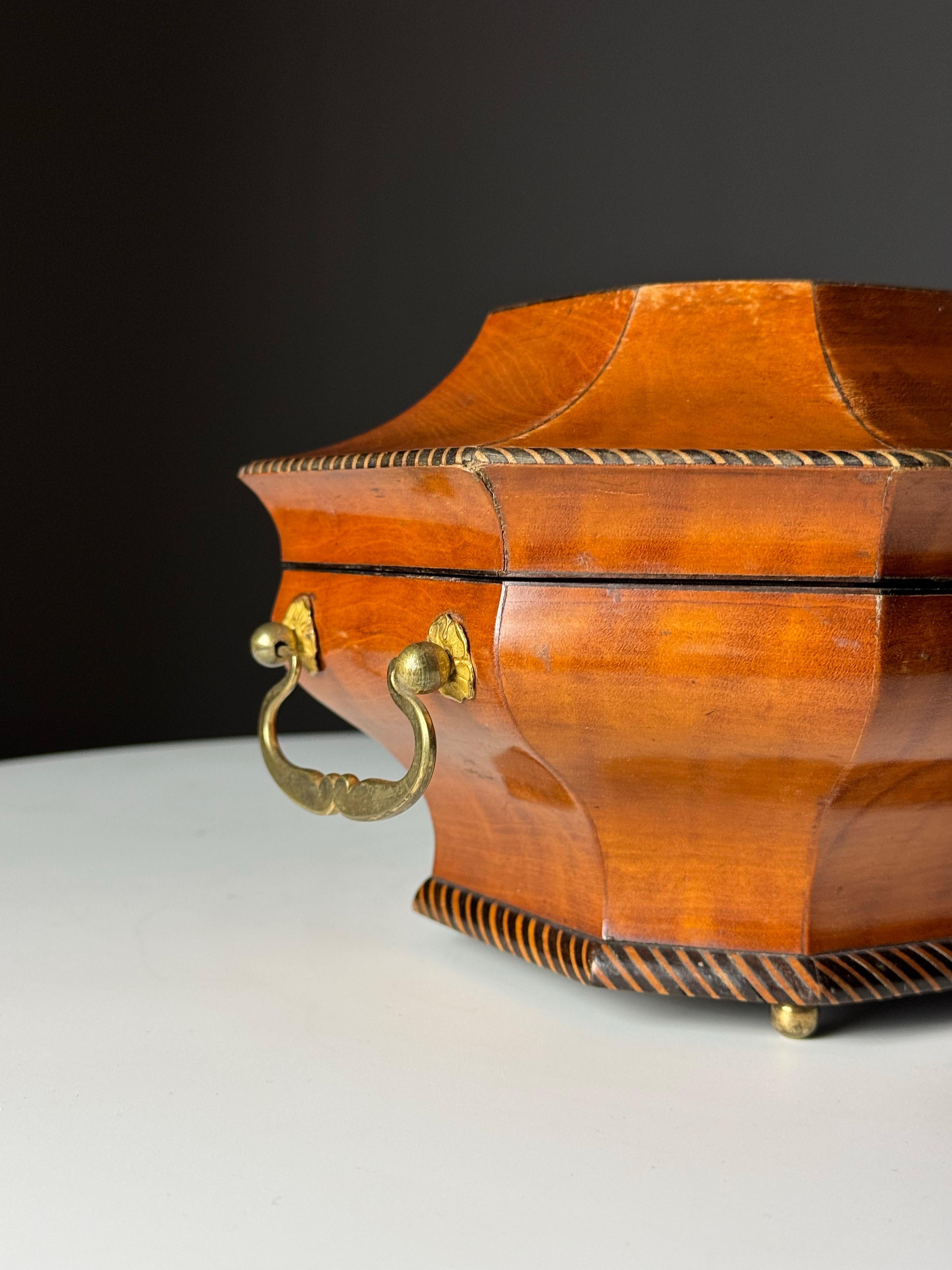 Boîte à bijoux musicale anglaise du 19e siècle avec système mécanique suisse en vente 7