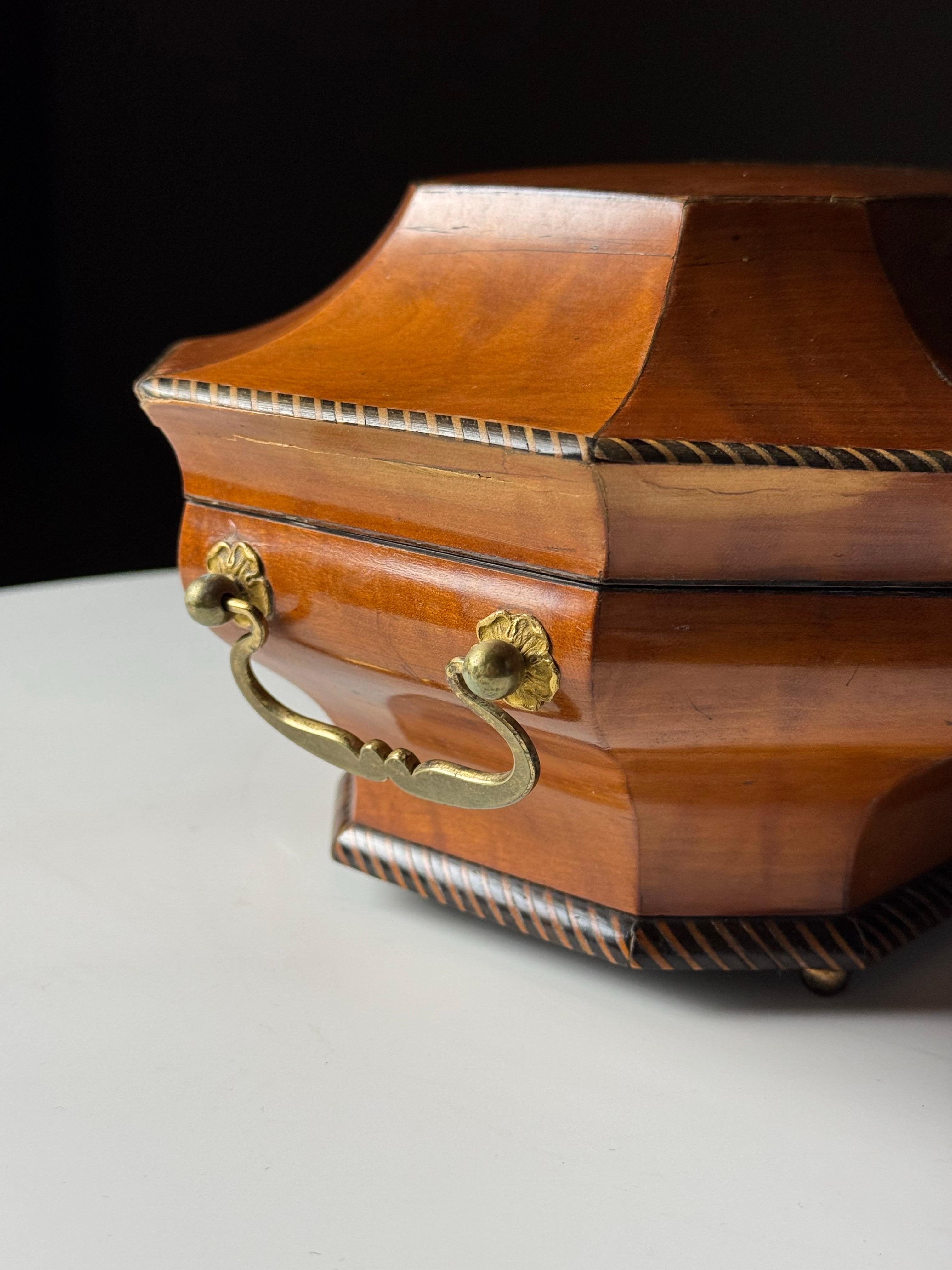 Boîte à bijoux musicale anglaise du 19e siècle avec système mécanique suisse en vente 8