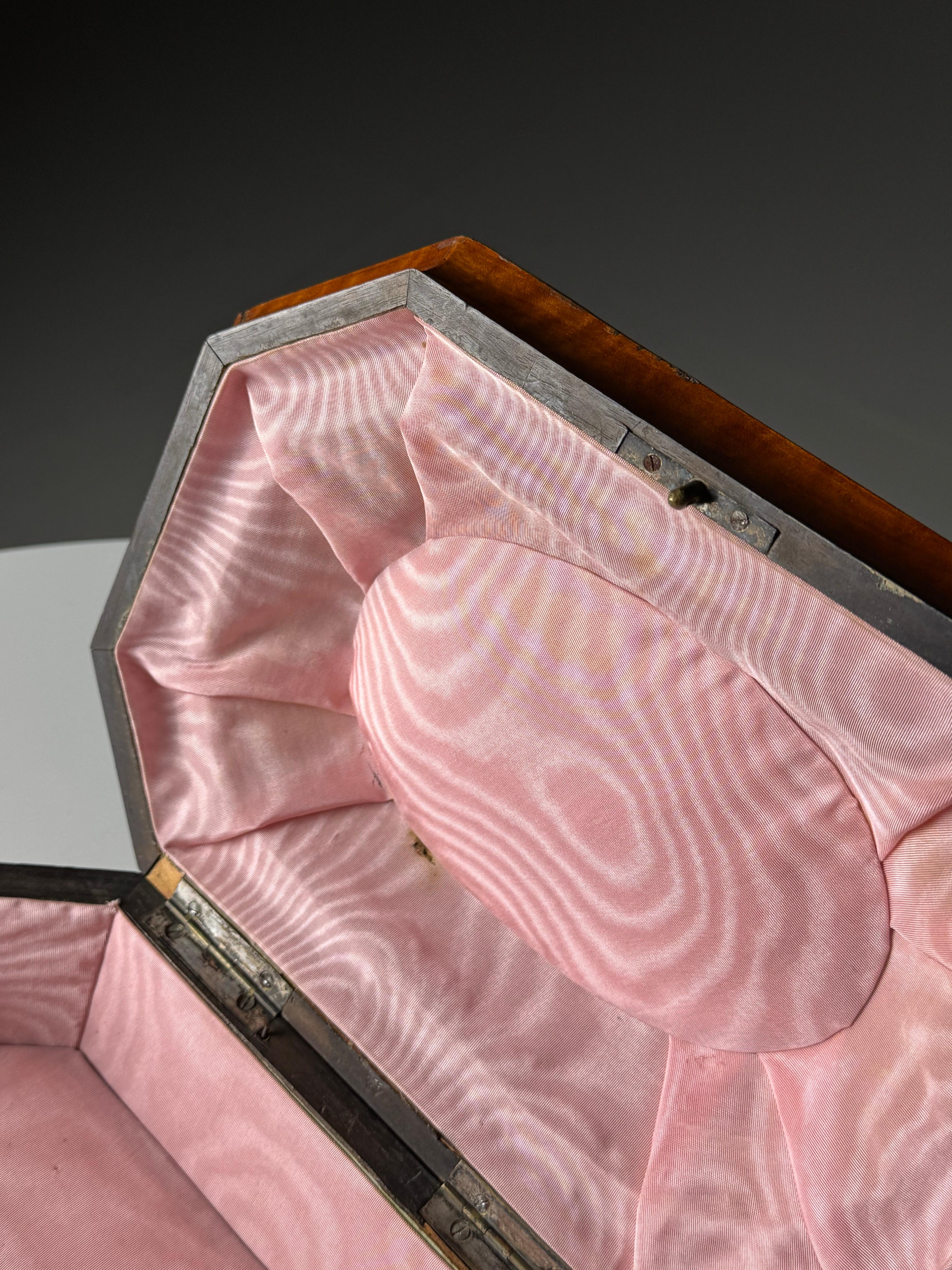 Boîte à bijoux musicale anglaise du 19e siècle avec système mécanique suisse en vente 10
