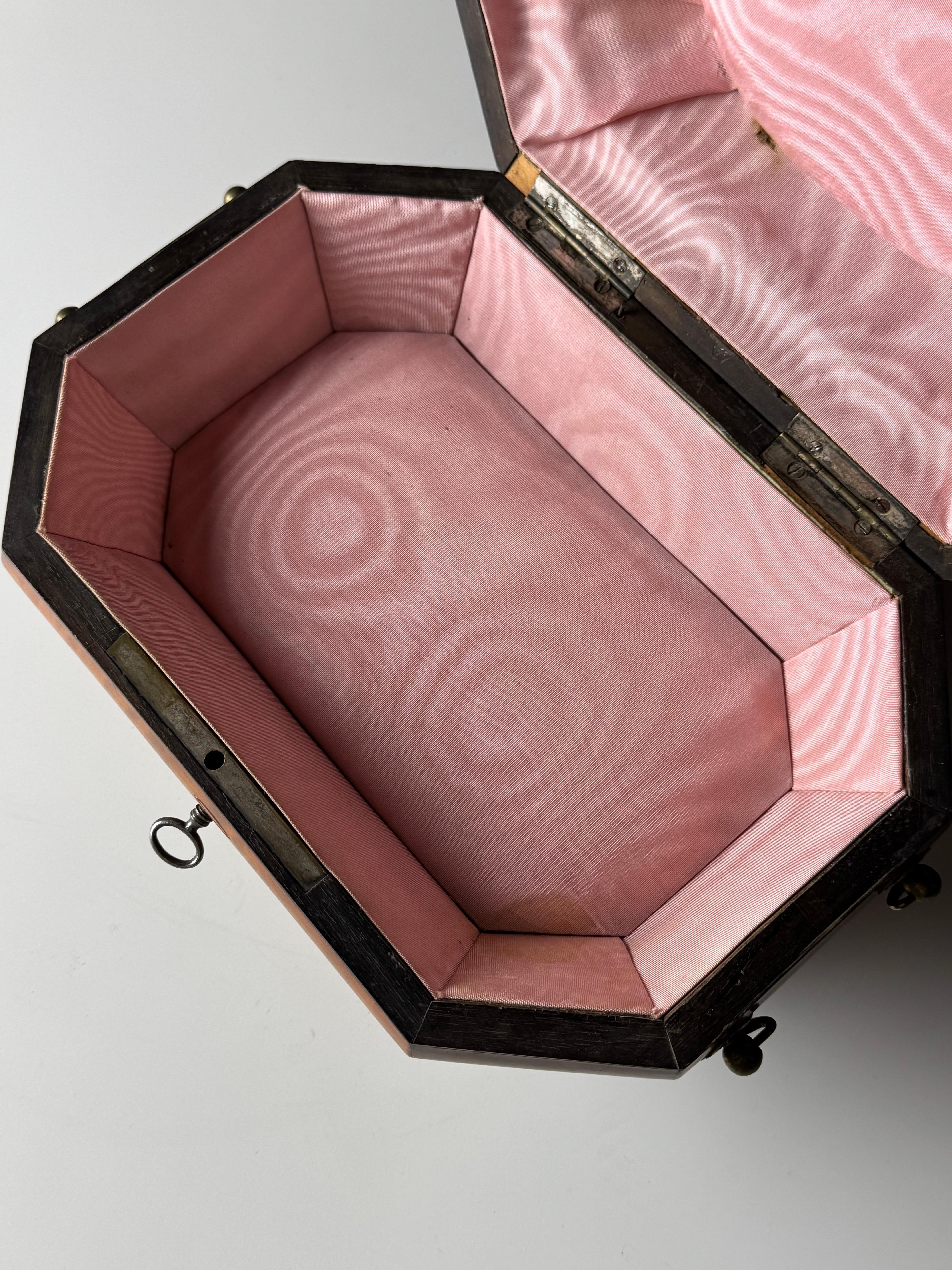 Boîte à bijoux musicale anglaise du 19e siècle avec système mécanique suisse en vente 12