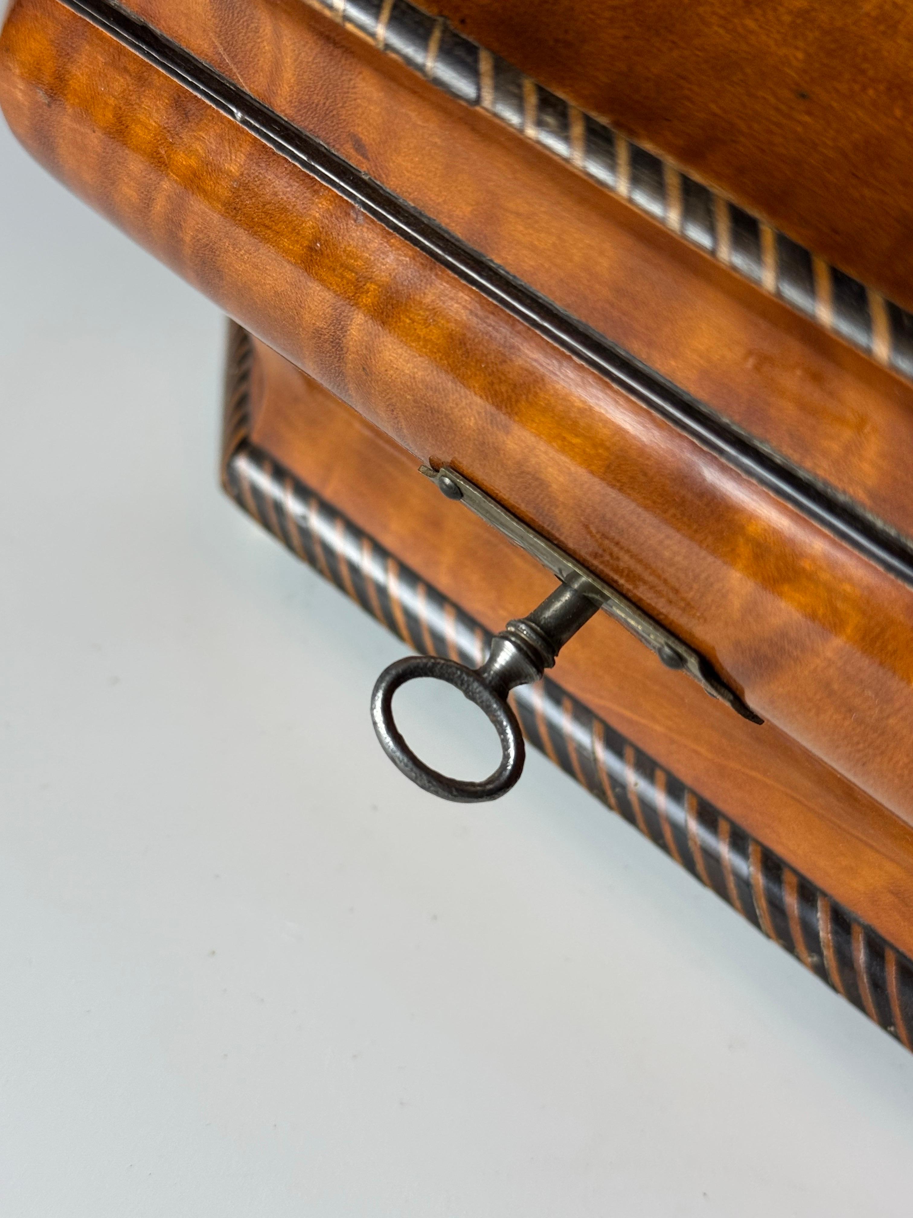 C'est la première fois que nous voyons cela !

Exceptionnellement belle boîte à bijoux anglaise avec musique à l'ouverture.

Il s'agit d'une boîte à bijoux anglaise datant d'environ 1820-1860. Avec mécanisme suisse intégré.

Lors de l'ouverture de