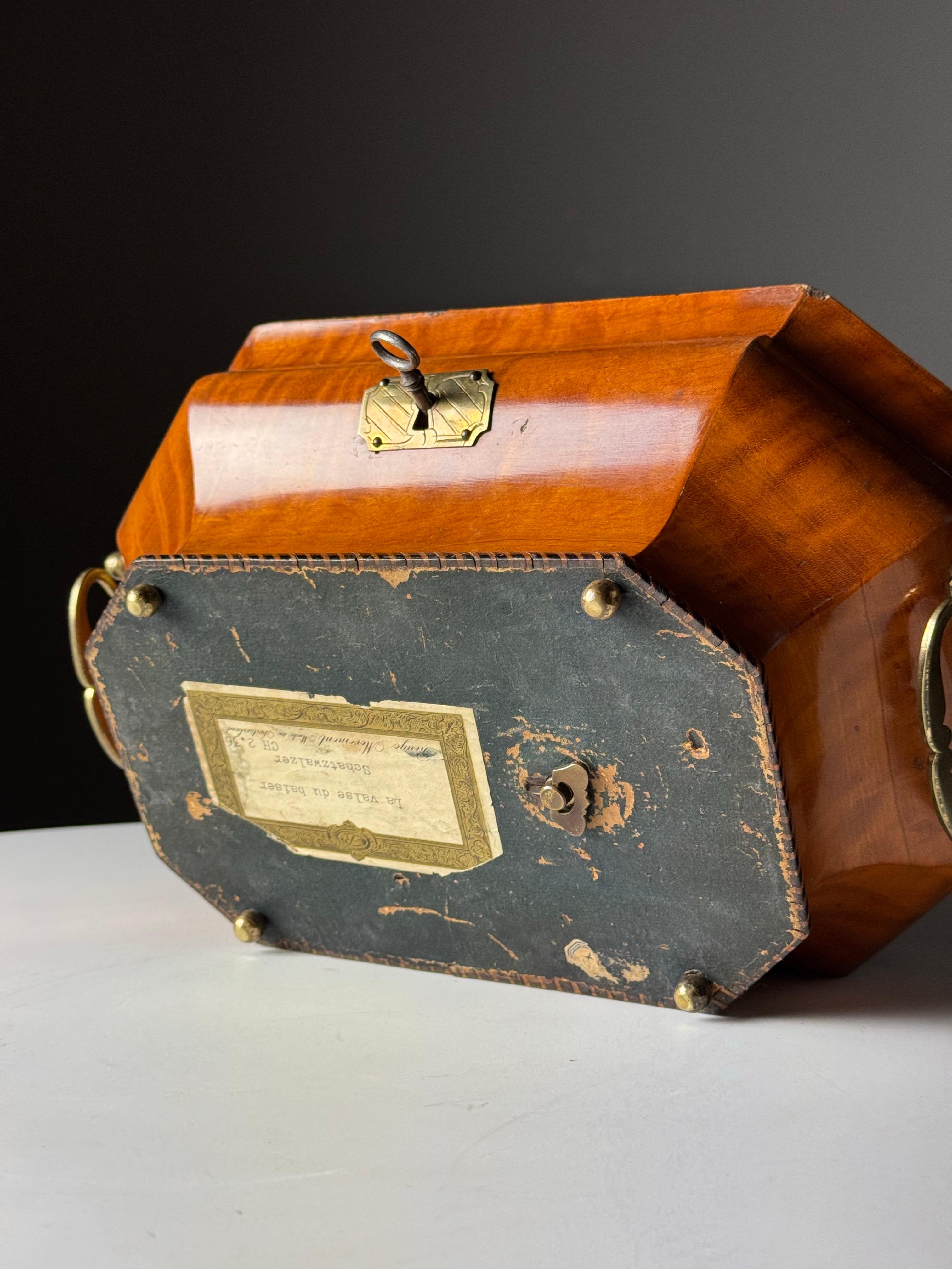 Boîte à bijoux musicale anglaise du 19e siècle avec système mécanique suisse Bon état - En vente à MILL, NL