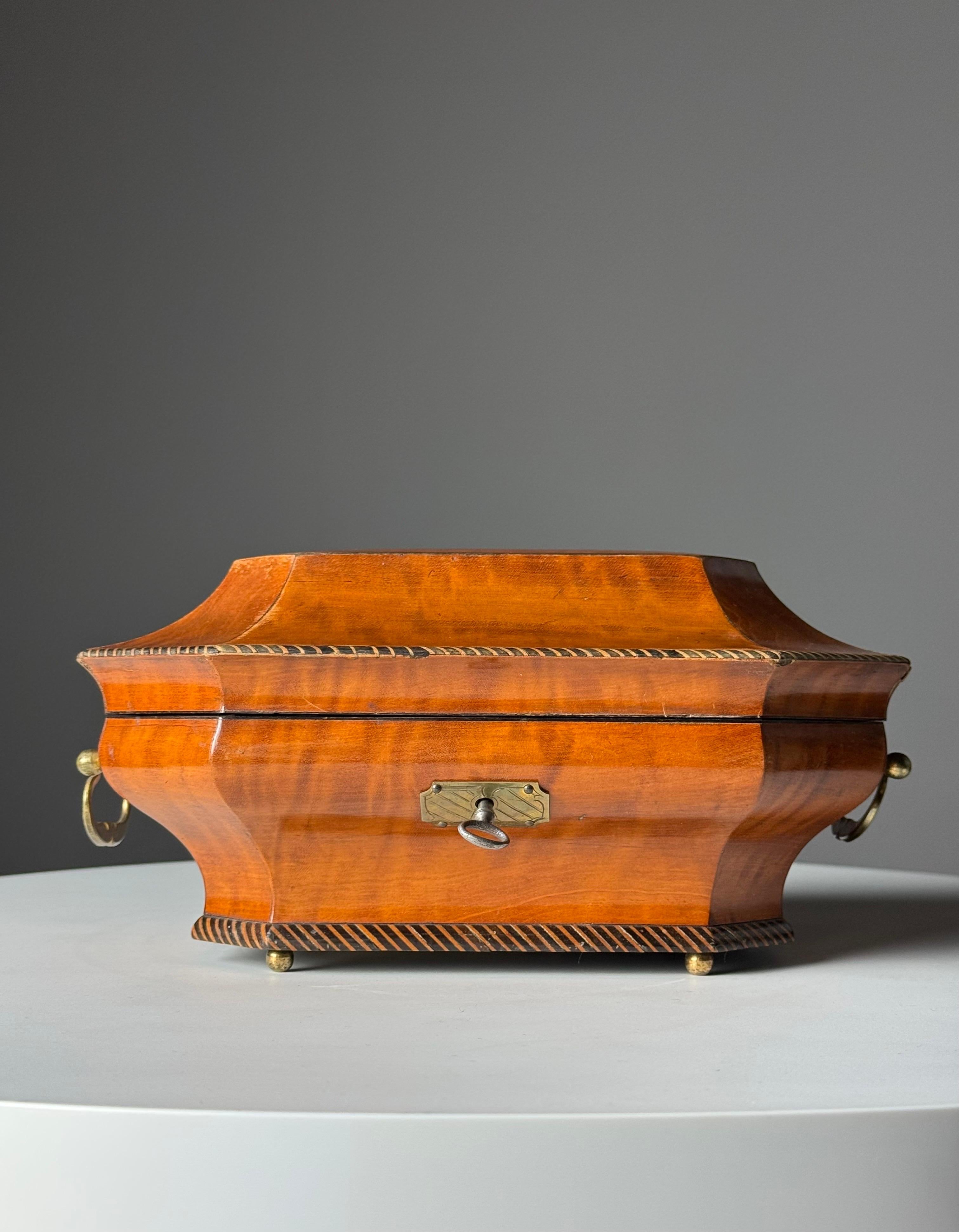 XIXe siècle Boîte à bijoux musicale anglaise du 19e siècle avec système mécanique suisse en vente