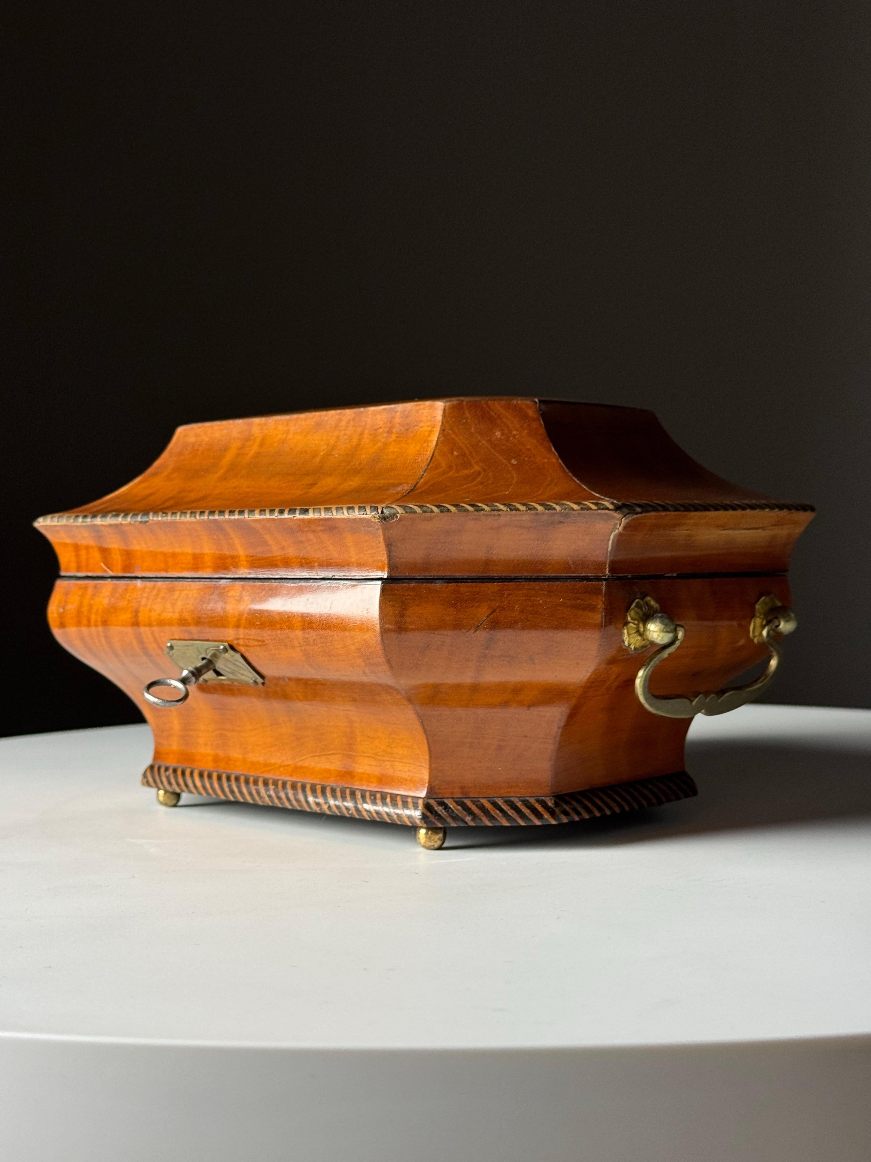 Bois Boîte à bijoux musicale anglaise du 19e siècle avec système mécanique suisse en vente