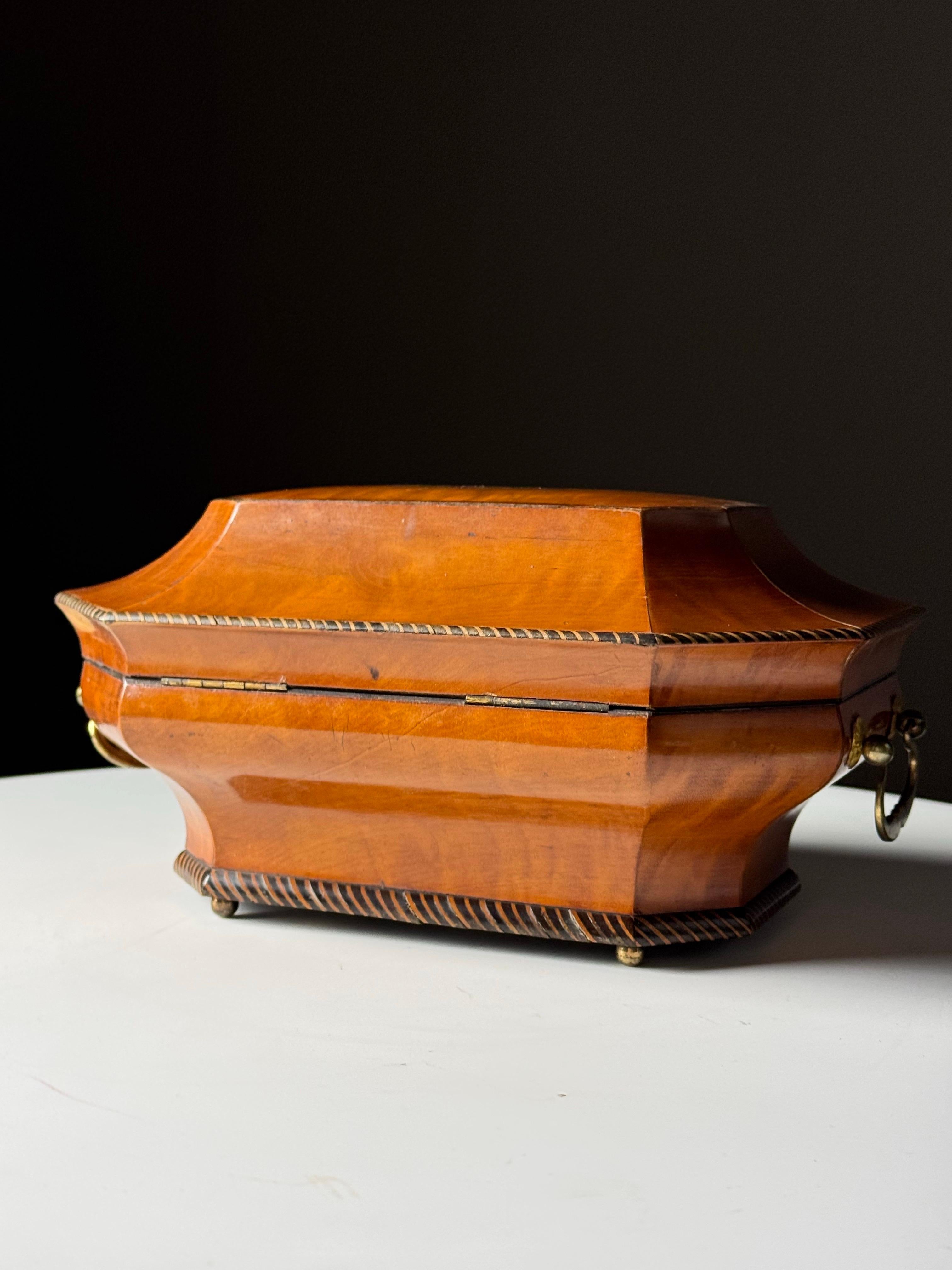 Boîte à bijoux musicale anglaise du 19e siècle avec système mécanique suisse en vente 2