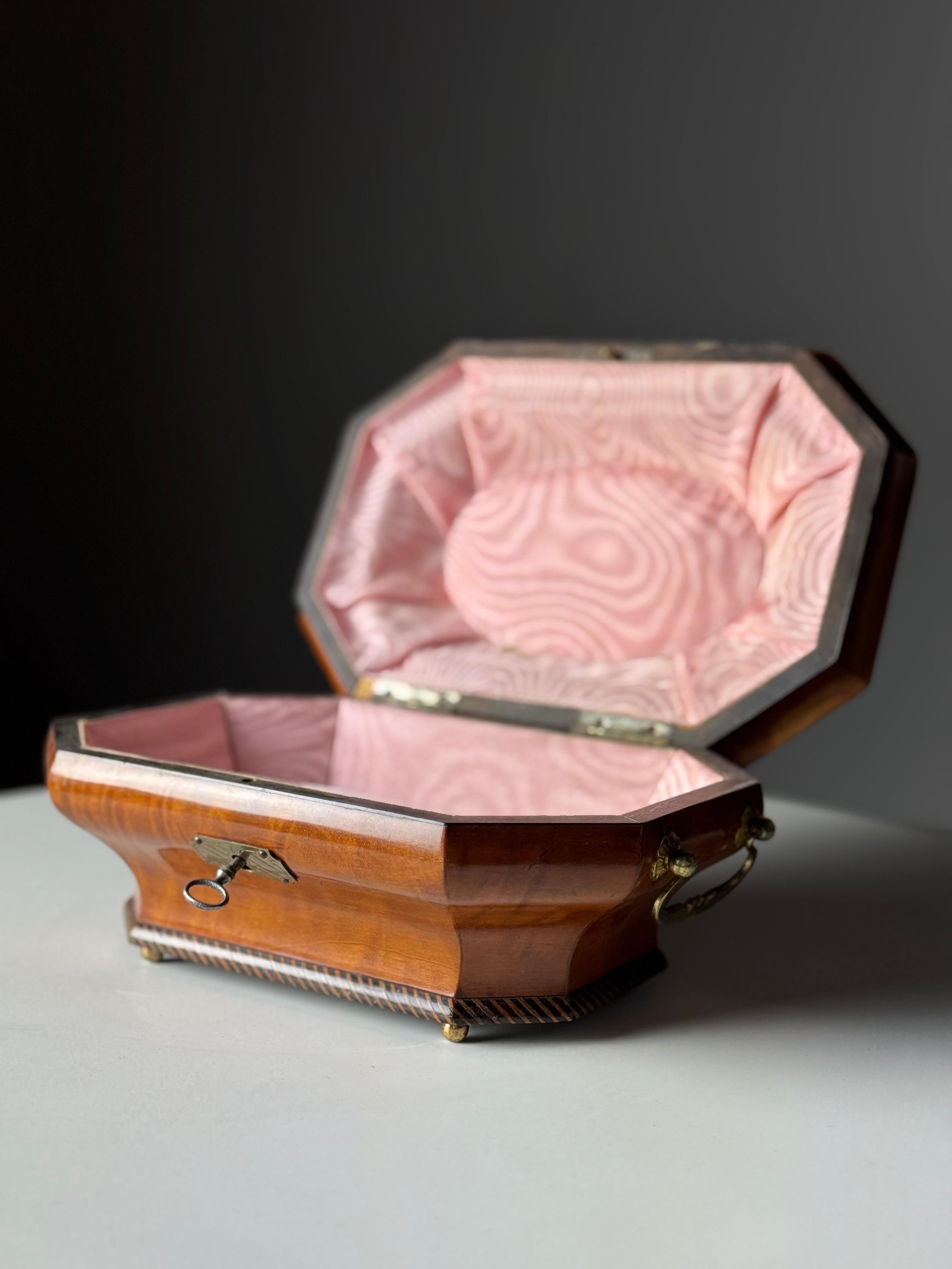 Boîte à bijoux musicale anglaise du 19e siècle avec système mécanique suisse en vente 3
