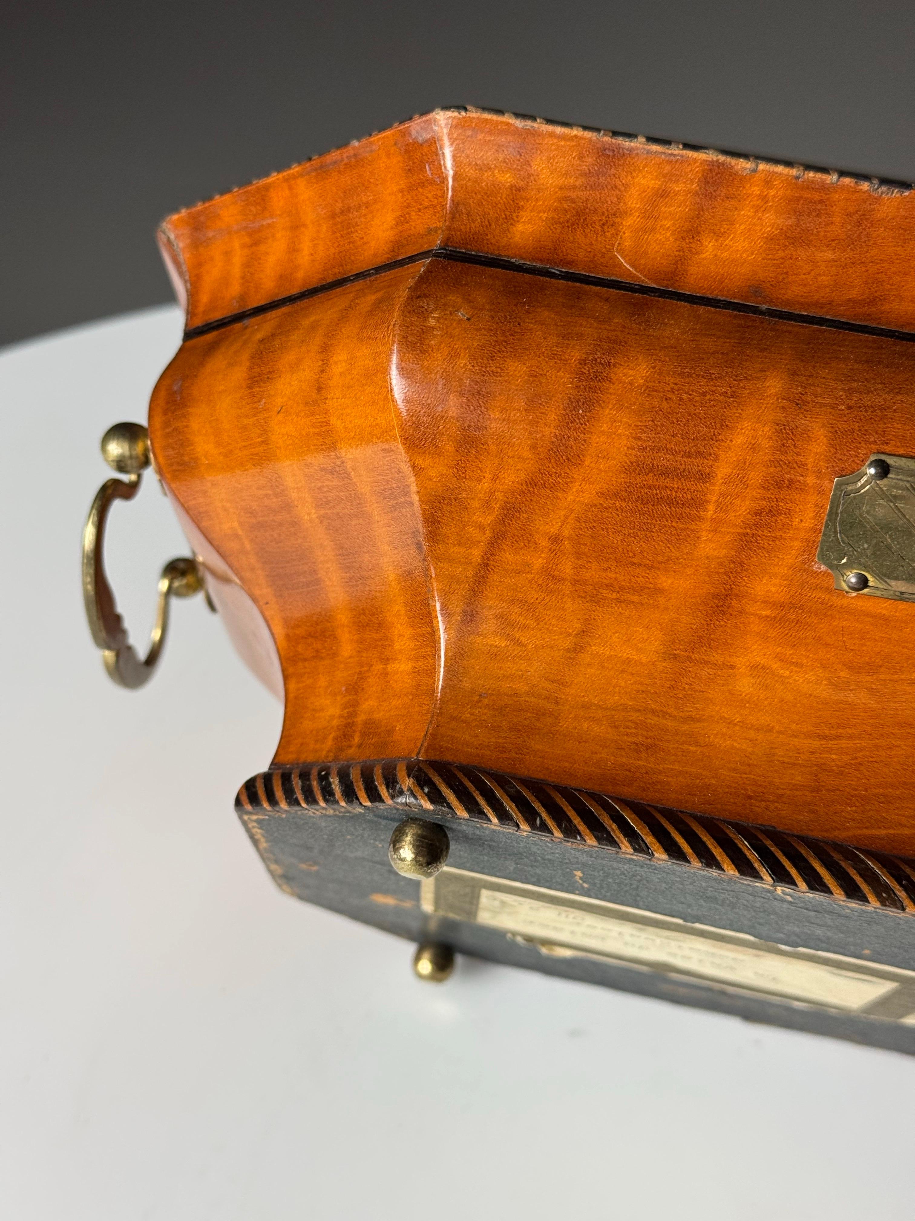 Boîte à bijoux musicale anglaise du 19e siècle avec système mécanique suisse en vente 4