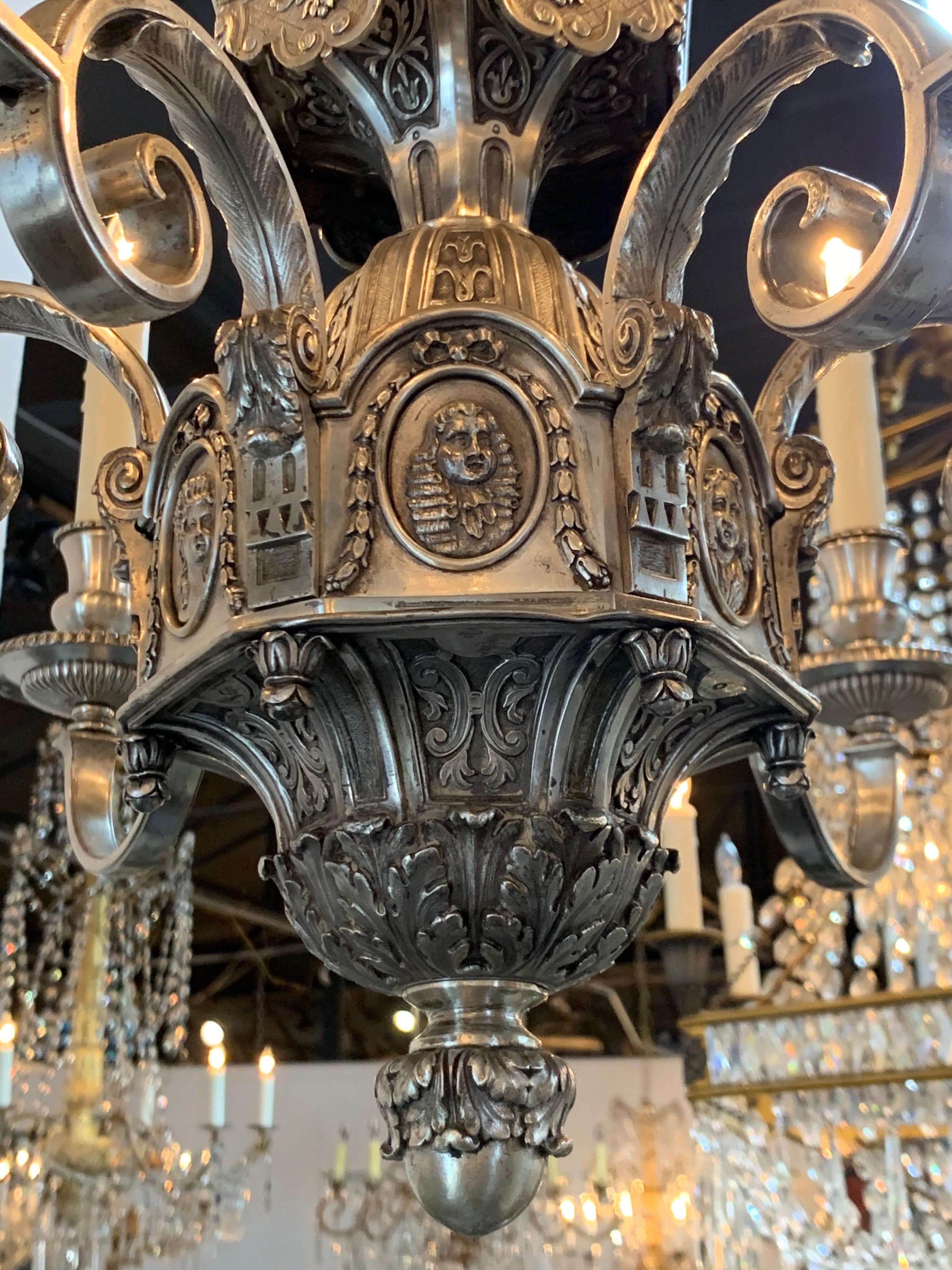Néoclassique lustre à 6 lumières néoclassique anglais du 19ème siècle en argent et bronze en vente