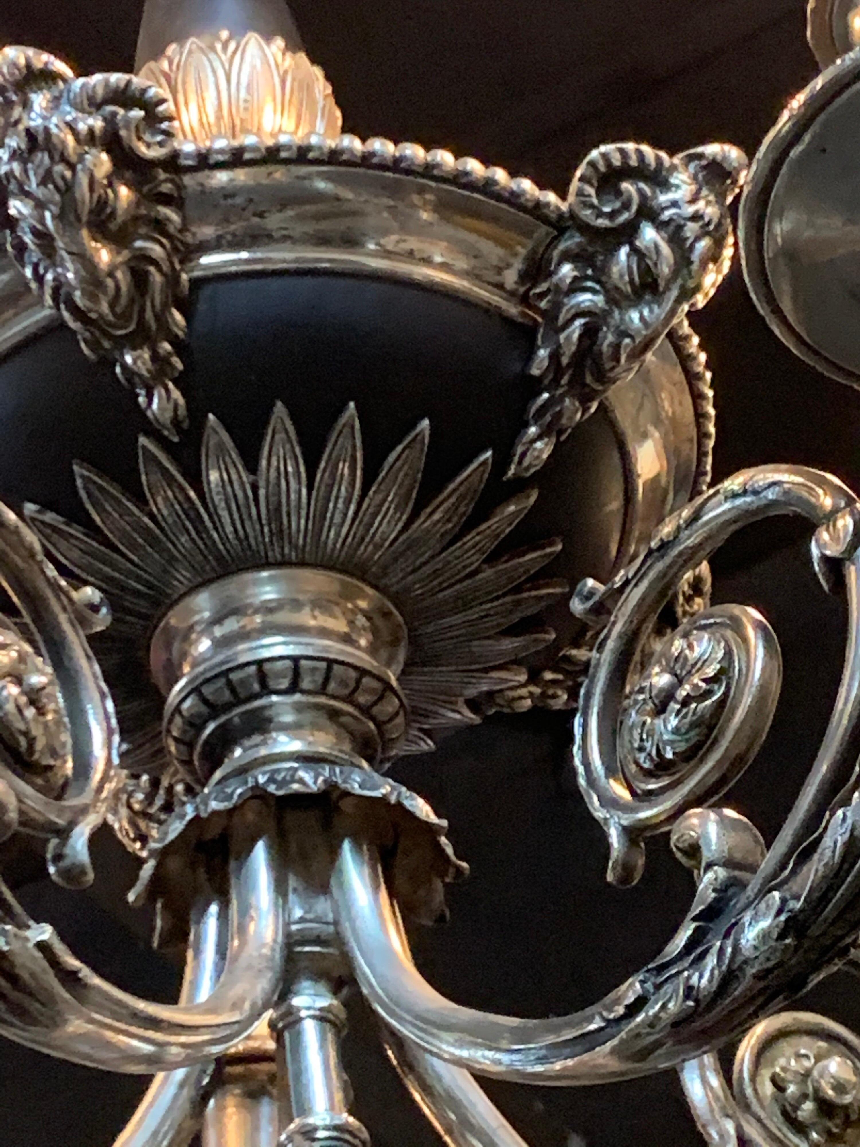 Argenté lustre néoclassique anglais du 19ème siècle en argent et bronze:: avec des tôles en bronze en vente