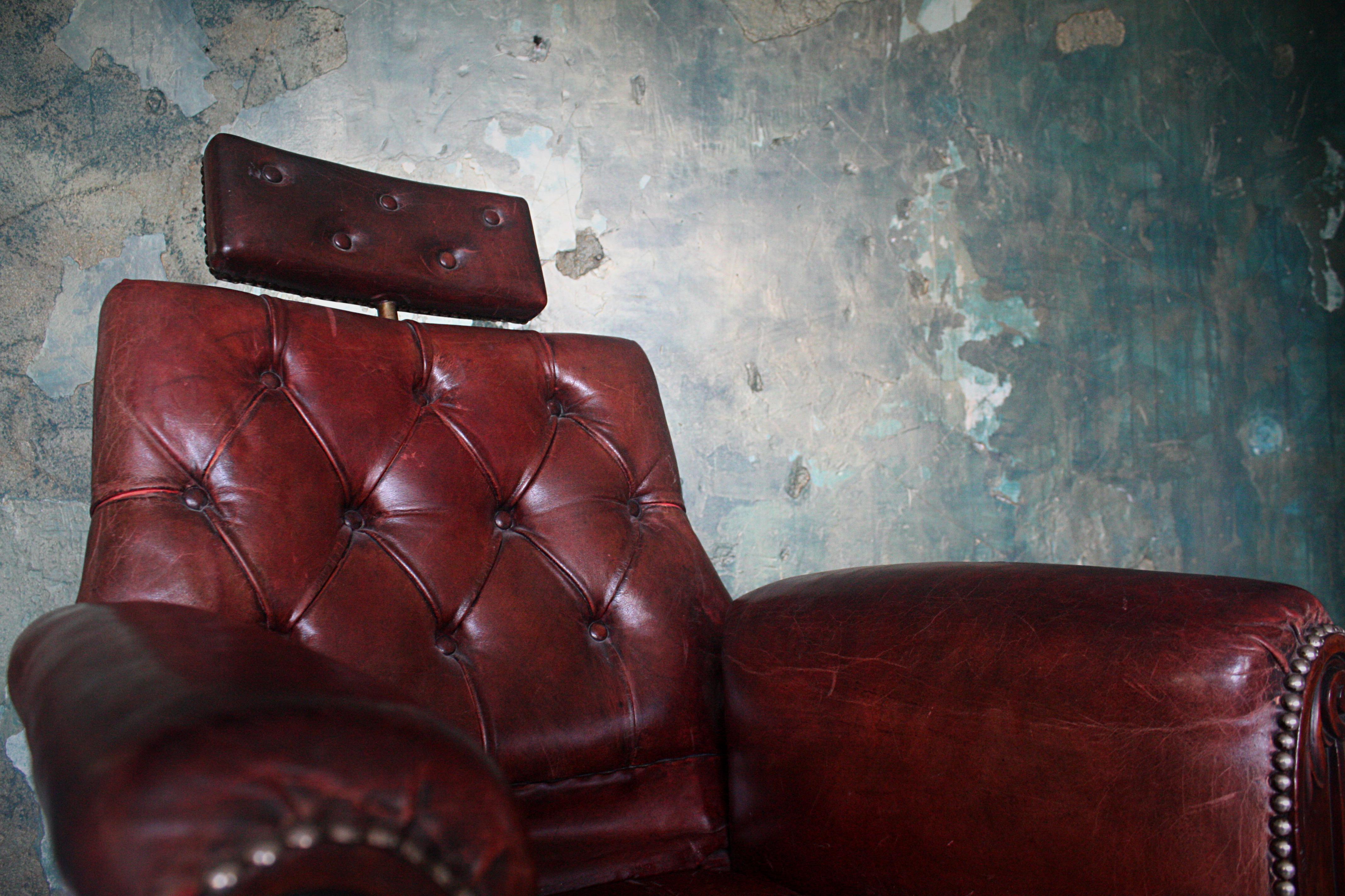 19th Century English Oak Adjustable Maroon Buttoned Leather Barbers Chair 4