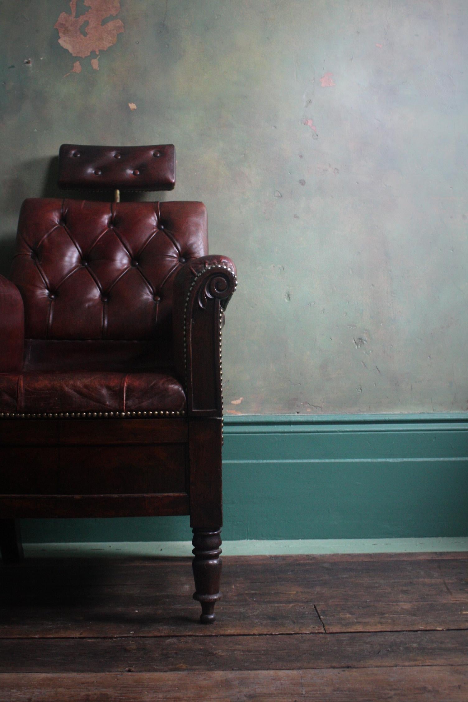 19th Century English Oak Adjustable Maroon Buttoned Leather Barbers Chair (Spätviktorianisch)