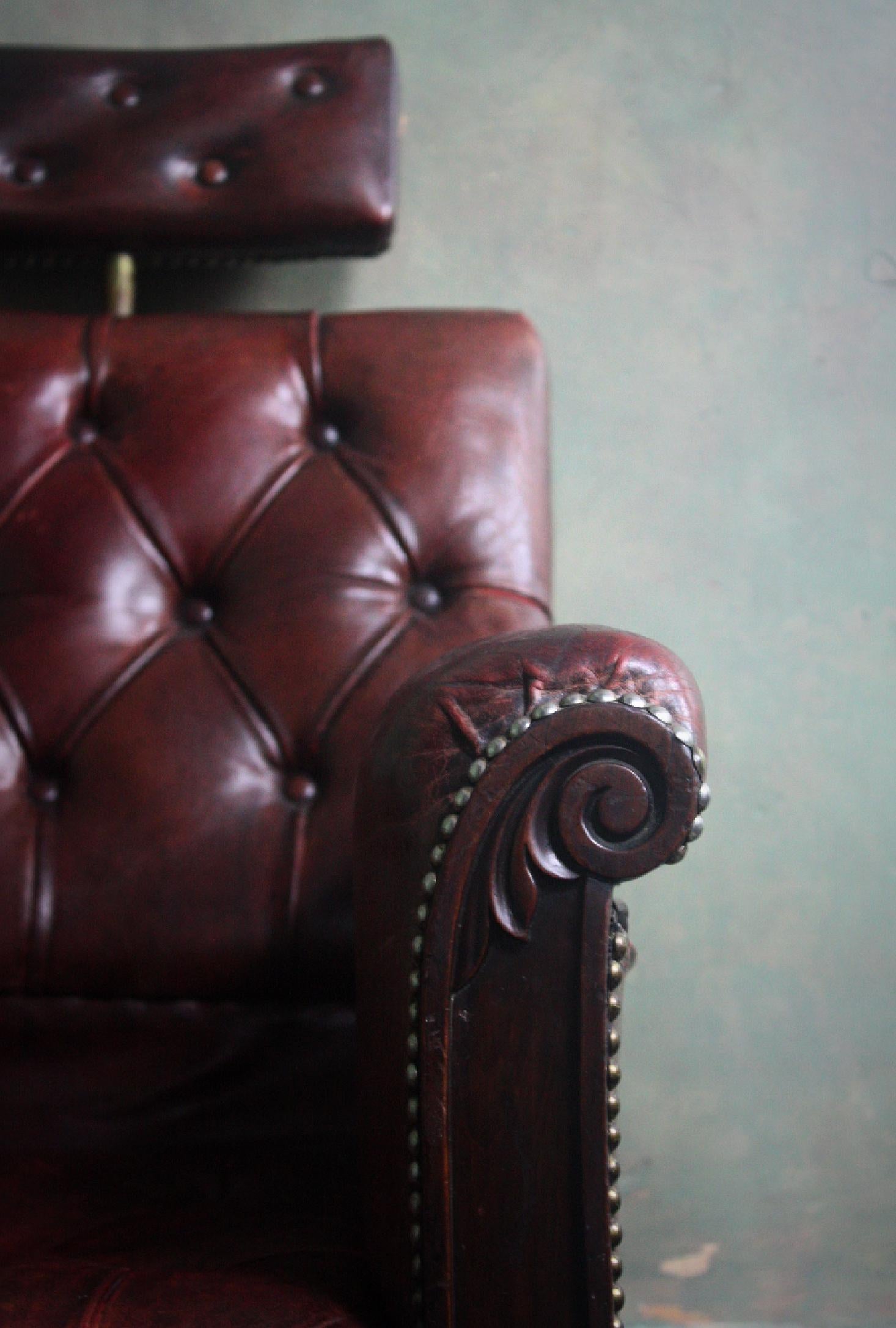 19th Century English Oak Adjustable Maroon Buttoned Leather Barbers Chair In Good Condition In Lowestoft, GB