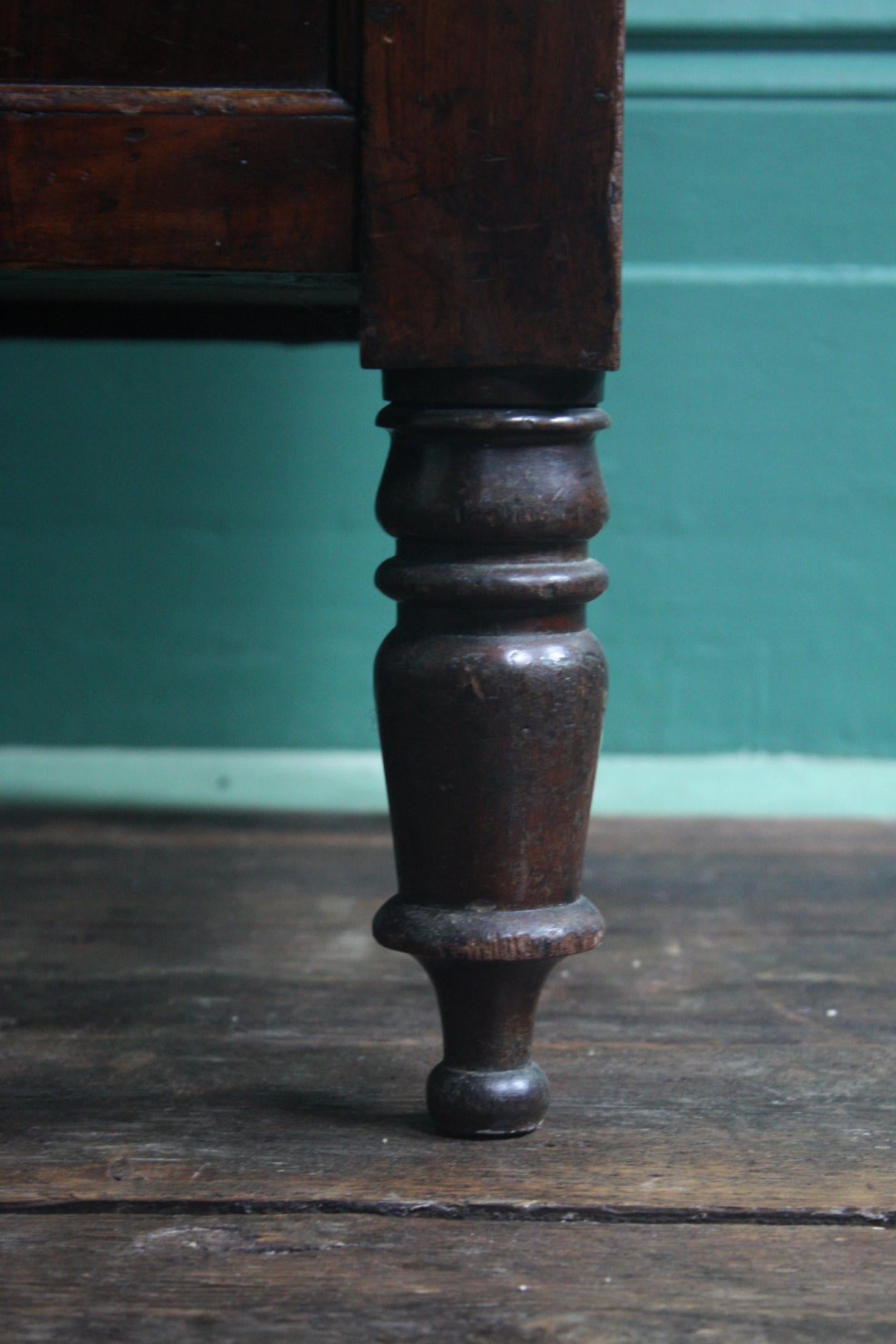 19th Century English Oak Adjustable Maroon Buttoned Leather Barbers Chair (19. Jahrhundert)