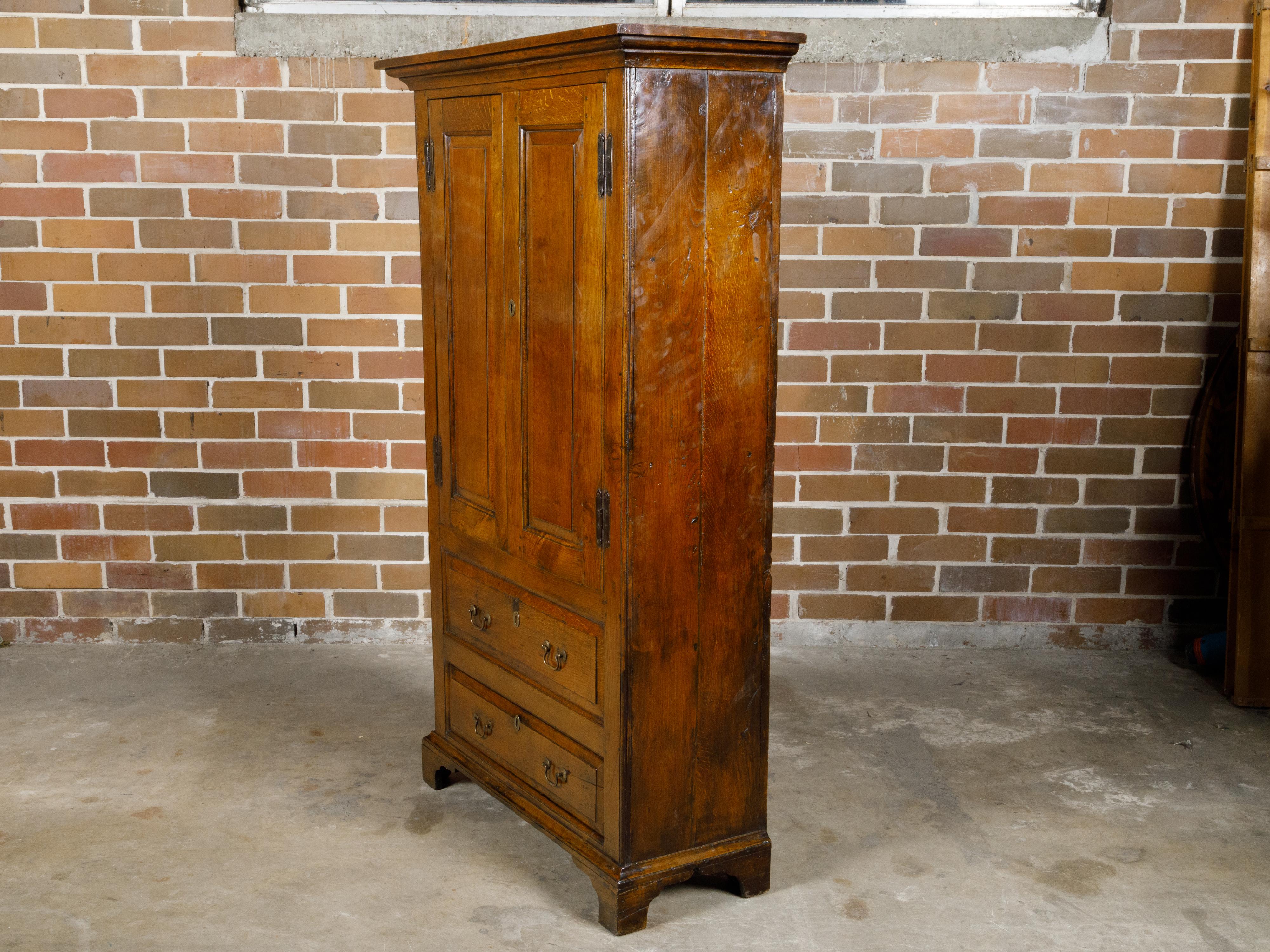 Englischer Eichenholzschrank aus dem 19. Jahrhundert mit geschnitzten Türen, Klammerfüßen und Messingbeschlägen im Angebot 10