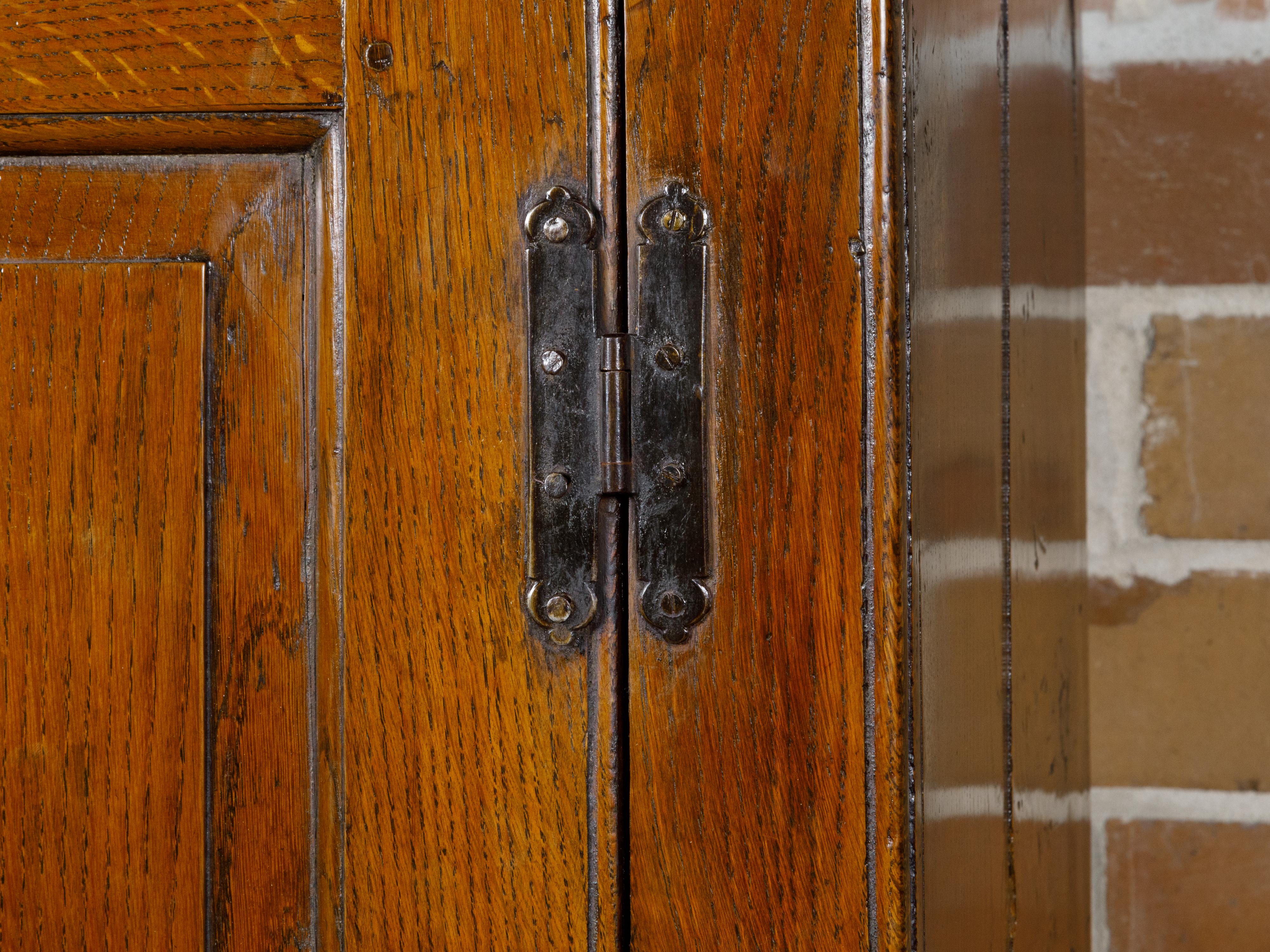Englischer Eichenholzschrank aus dem 19. Jahrhundert mit geschnitzten Türen, Klammerfüßen und Messingbeschlägen im Zustand „Gut“ im Angebot in Atlanta, GA
