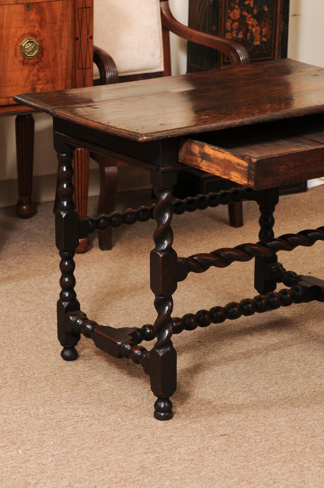 Anglais Table d'appoint à tiroir en chêne Oak Twist du 19e siècle en vente