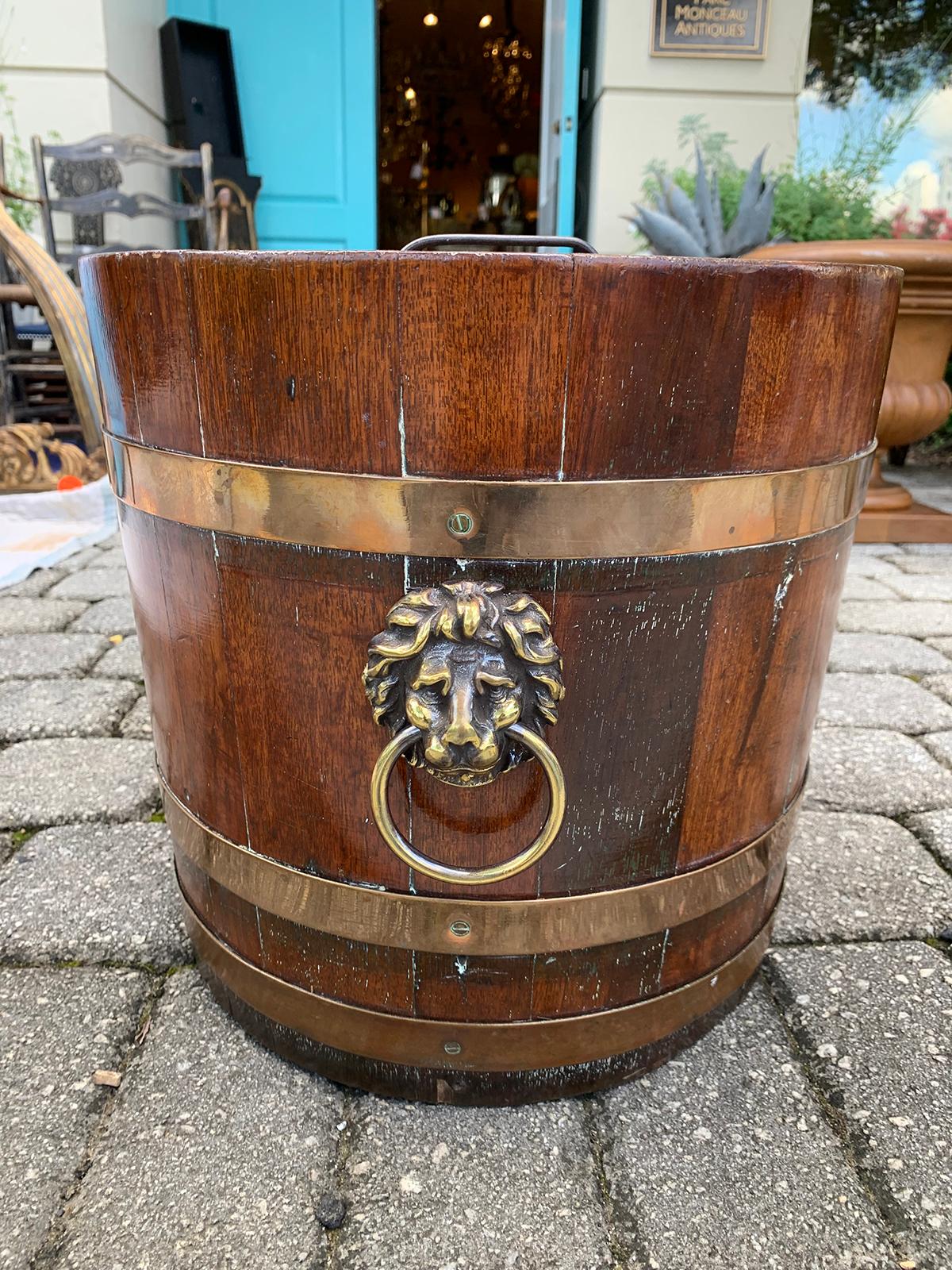 19th Century English Oak Bucket with Brass Lion Pulls, Marked R.A. Lister & Co. In Good Condition In Atlanta, GA