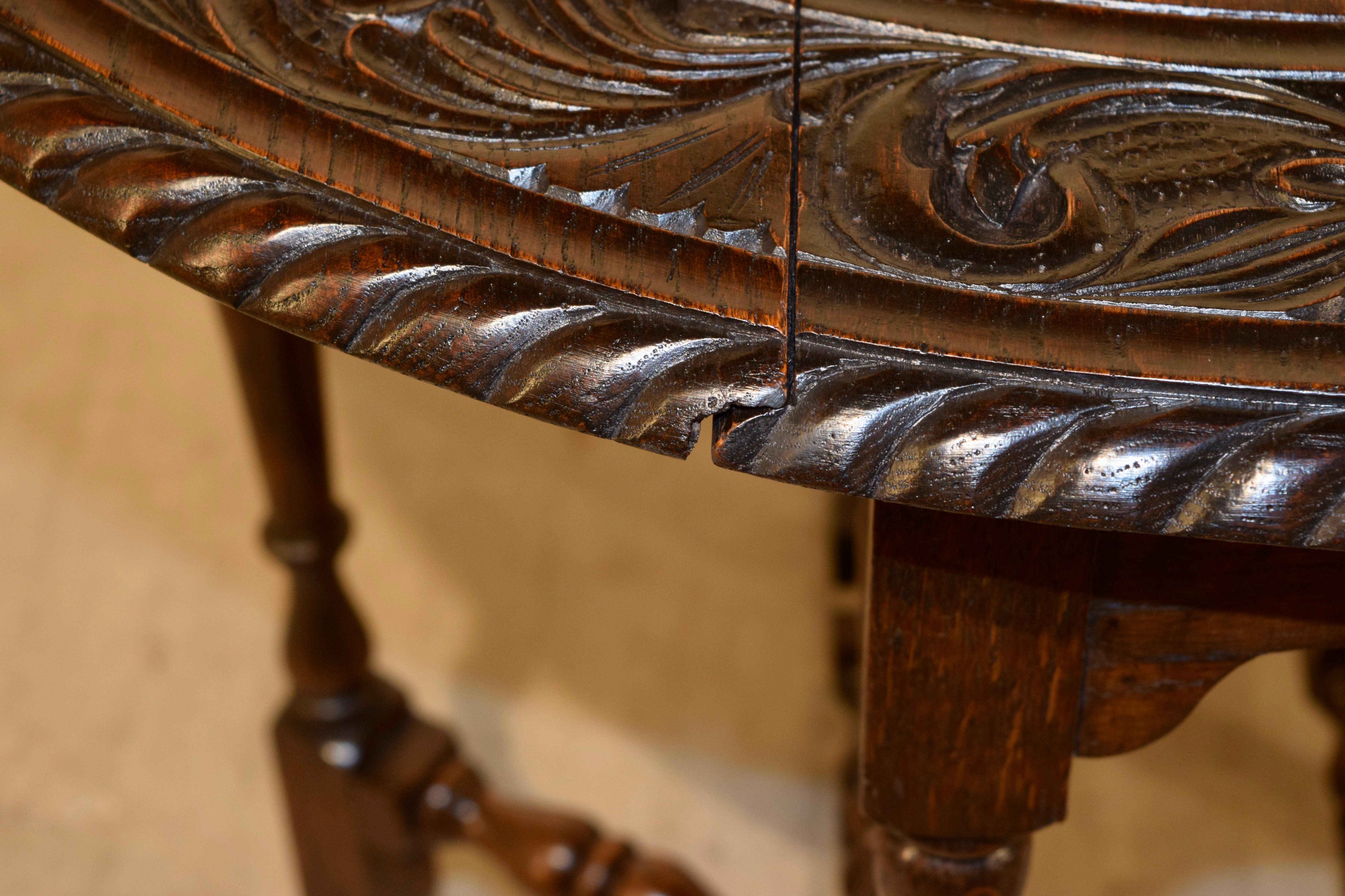Table à pieds de portail en chêne anglais sculpté du 19ème siècle en vente 3